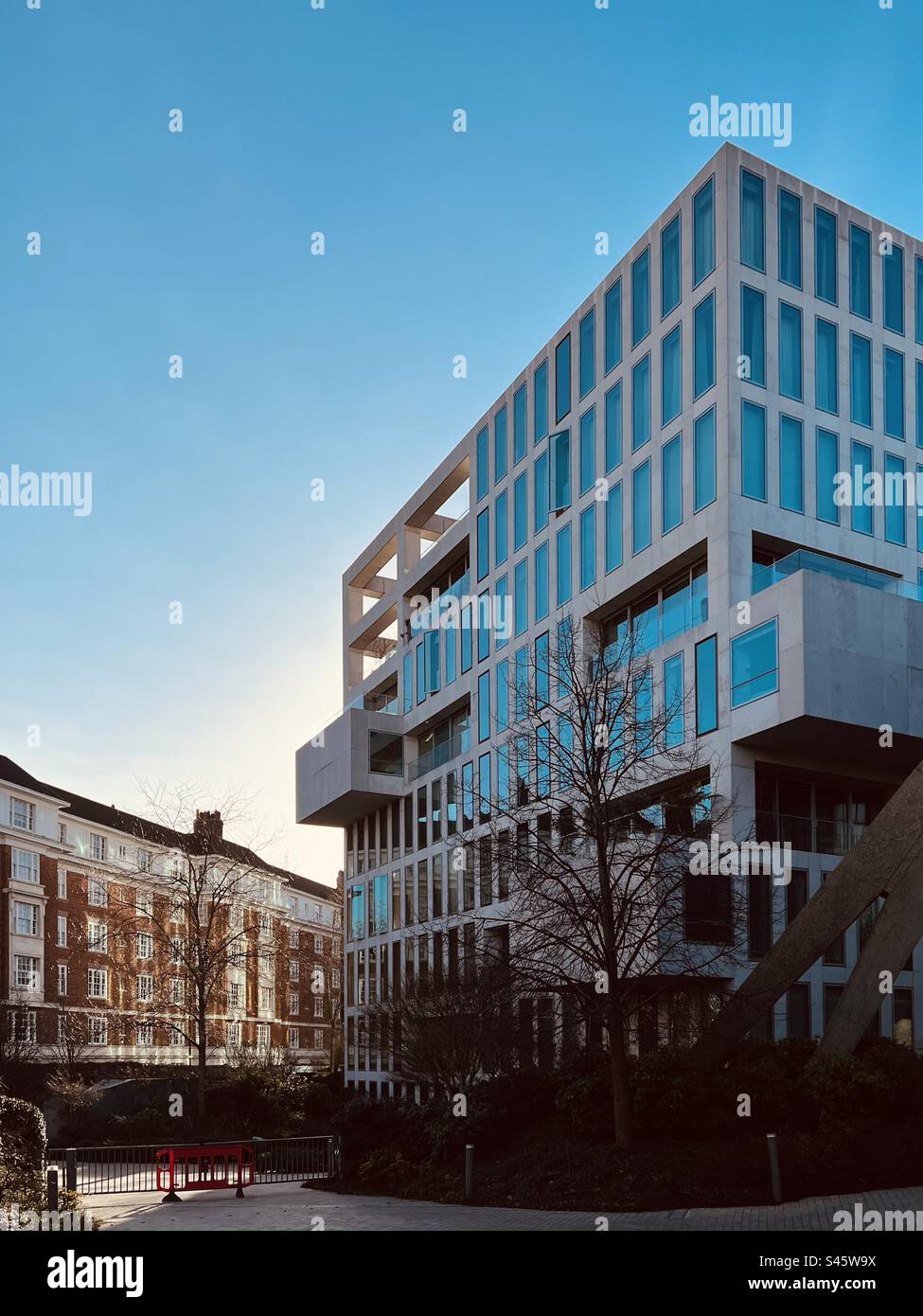 Edificio di uffici in cemento di fronte al Design Museum di Londra, Regno Unito - Immagine stock catturata con smartphone