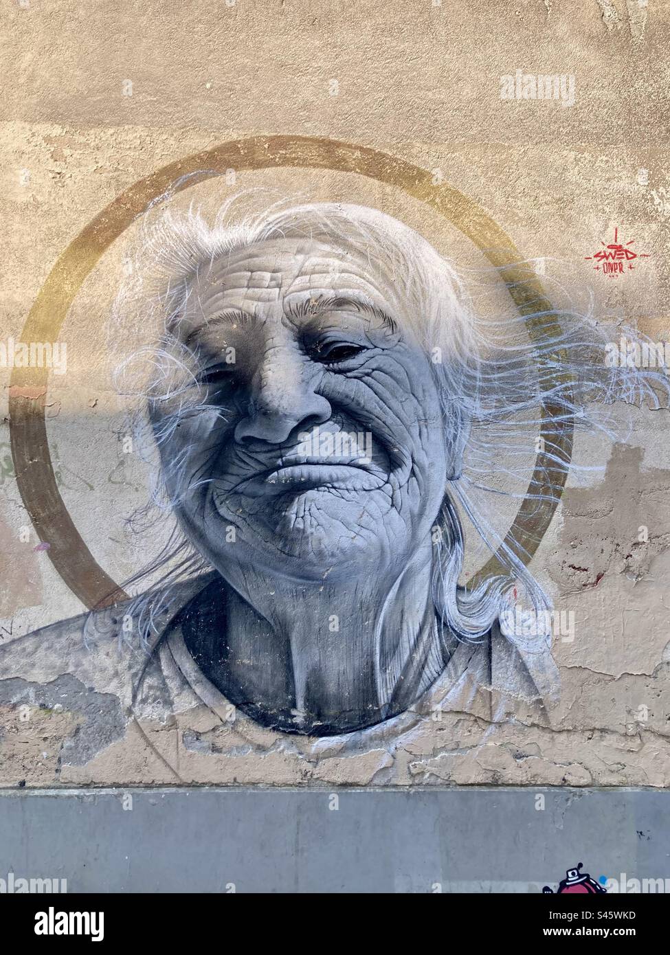 Street art a Parigi di Swed oner - Immagine stock catturata con smartphone