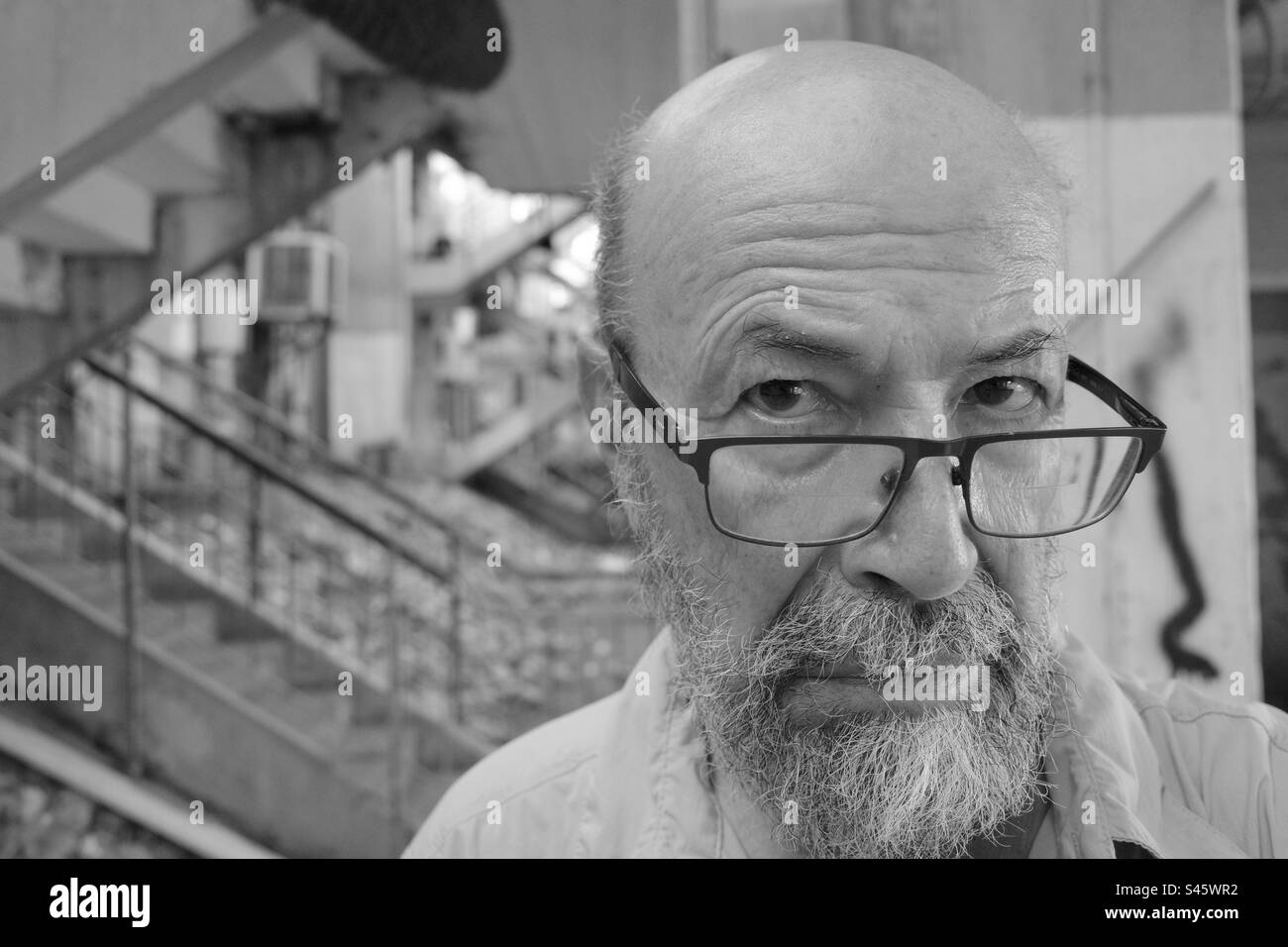 Ritratto di un uomo anziano in città Foto Stock