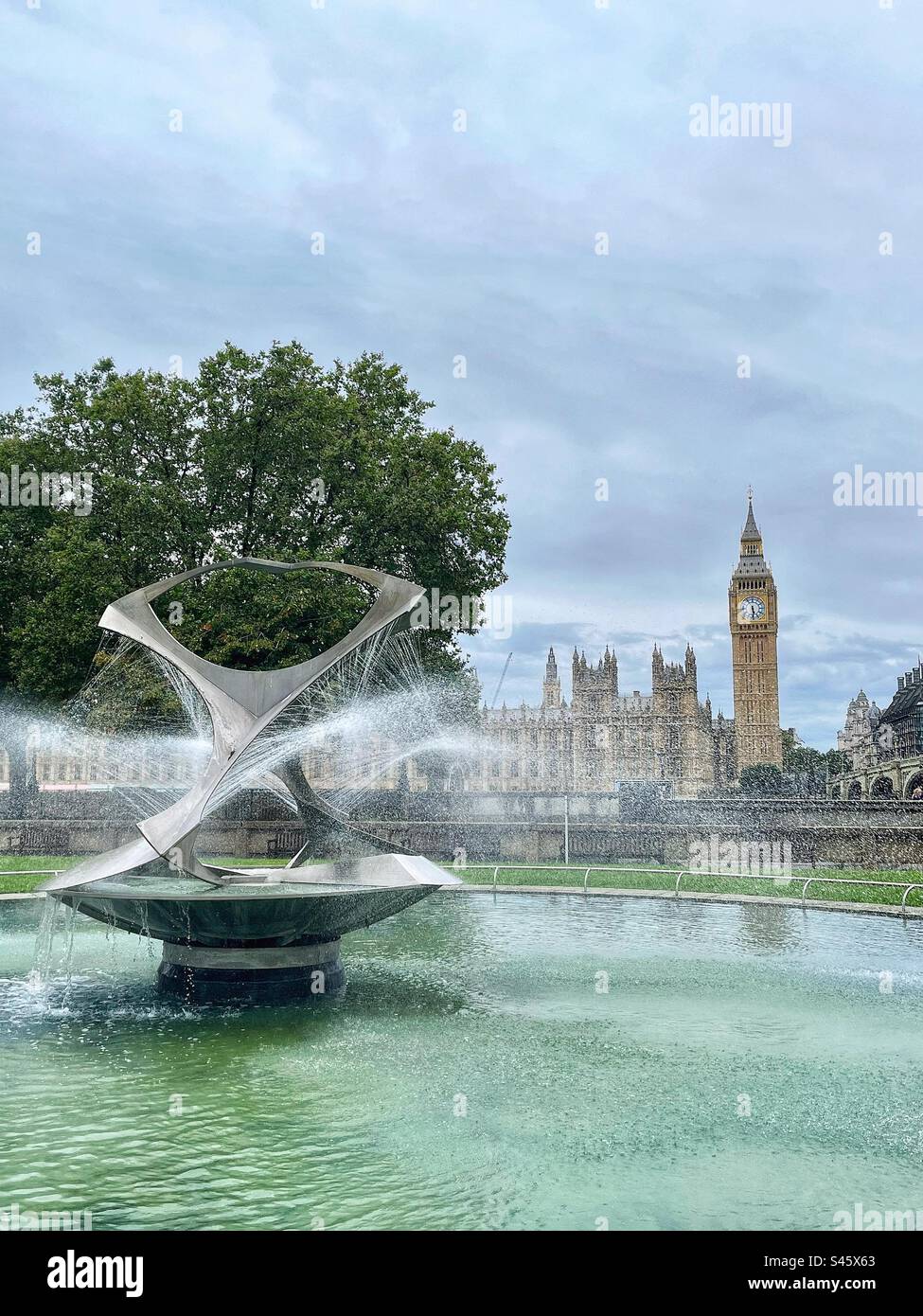 Fontana di arte pubblica costruttivista nel giardino del St Thomas' Hospital di Londra. Il revolving Torsion è un'opera d'arte moderna in acciaio inossidabile Foto Stock