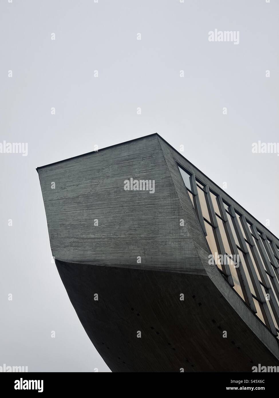 Impressionante struttura organica a sbalzo in cemento del Museo della rivolta Nazionale Slovacca a Banska Bystrica, Slovacchia Foto Stock