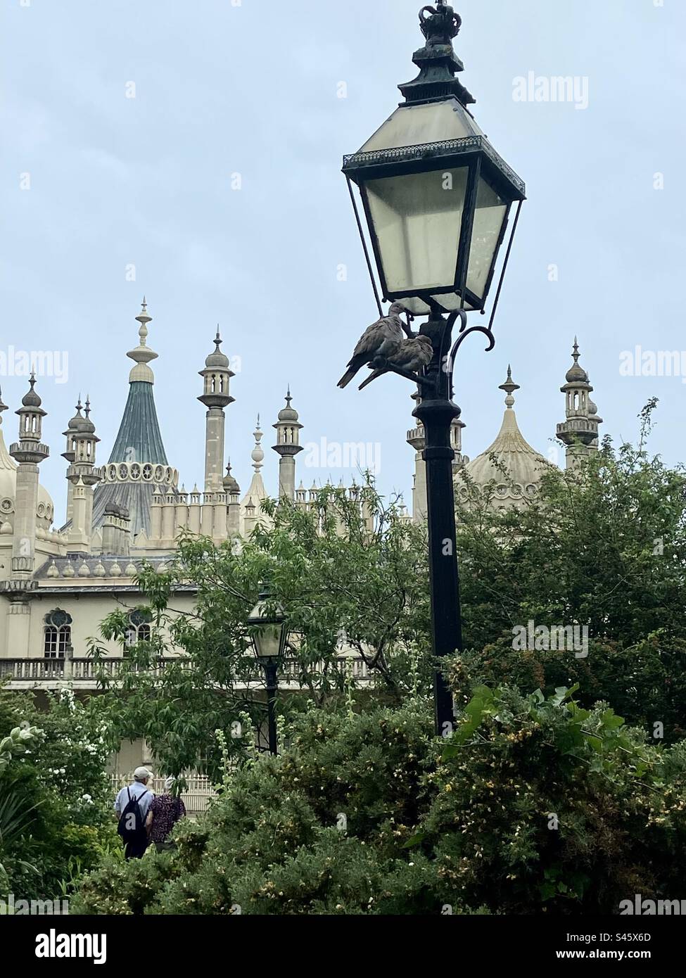 Lampost fuori dal Brighton Pavillion, Brighton, Sussex, Inghilterra Foto Stock
