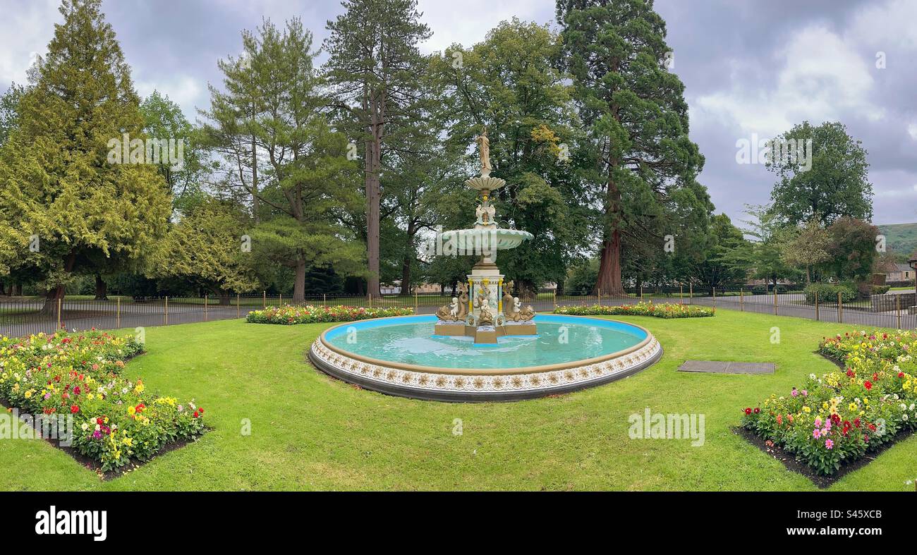 Aberdare, Wales, UK - 27 luglio 2023: Vista panoramica di una fontana ornata e di aiuole nel parco pubblico della città Foto Stock