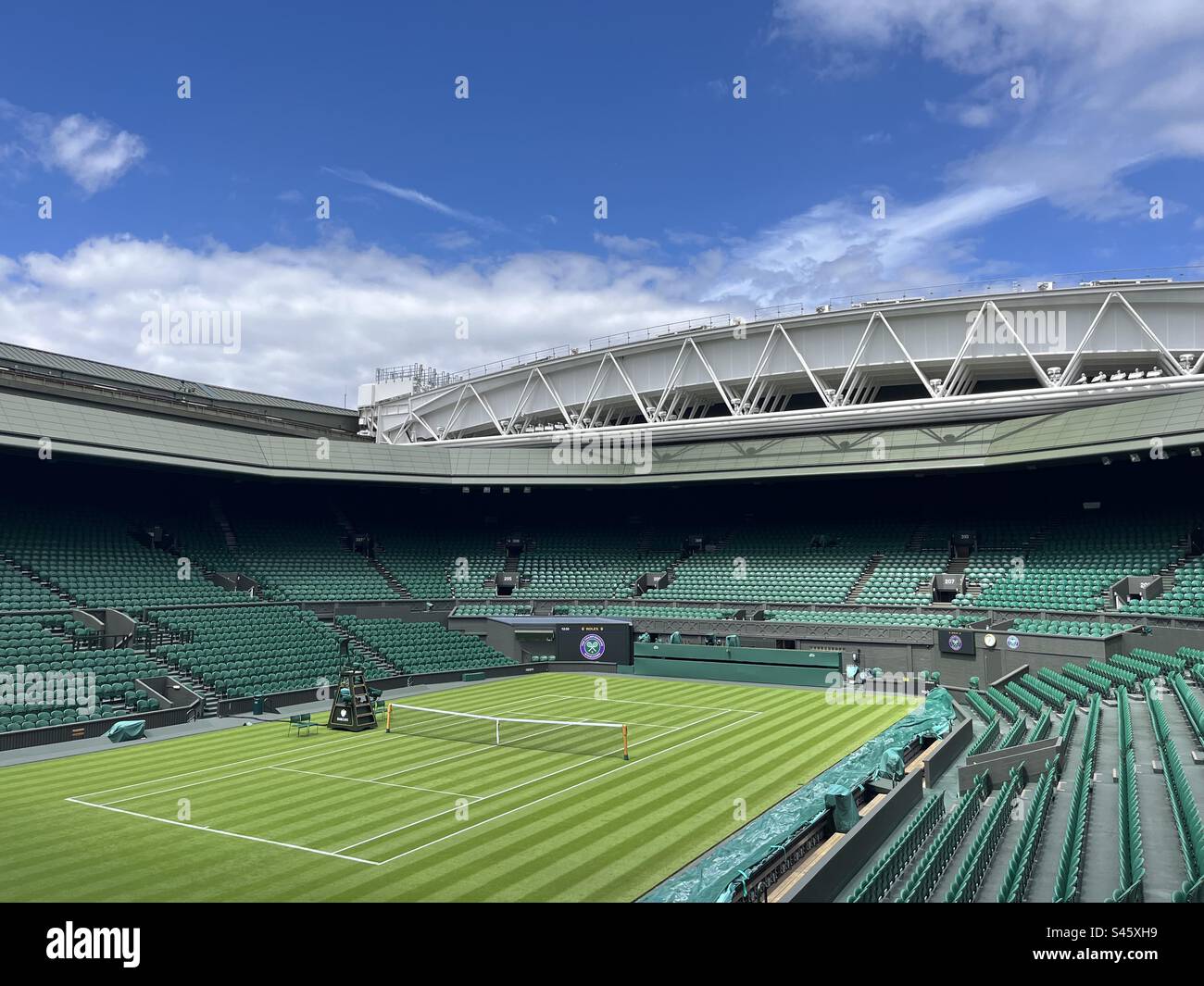 Una vista generale del campo centrale dell'All England Lawn Tennis Club (AELTC) a Wimbledon, a sud-ovest di Londra. Foto Stock