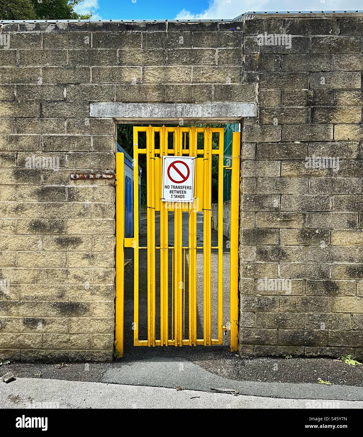 «No transfers between stands», cancello giallo con un cartello chiaro per i tifosi fuori dallo Shay Stadium, sede del F.C. Halifax Town. Foto Stock