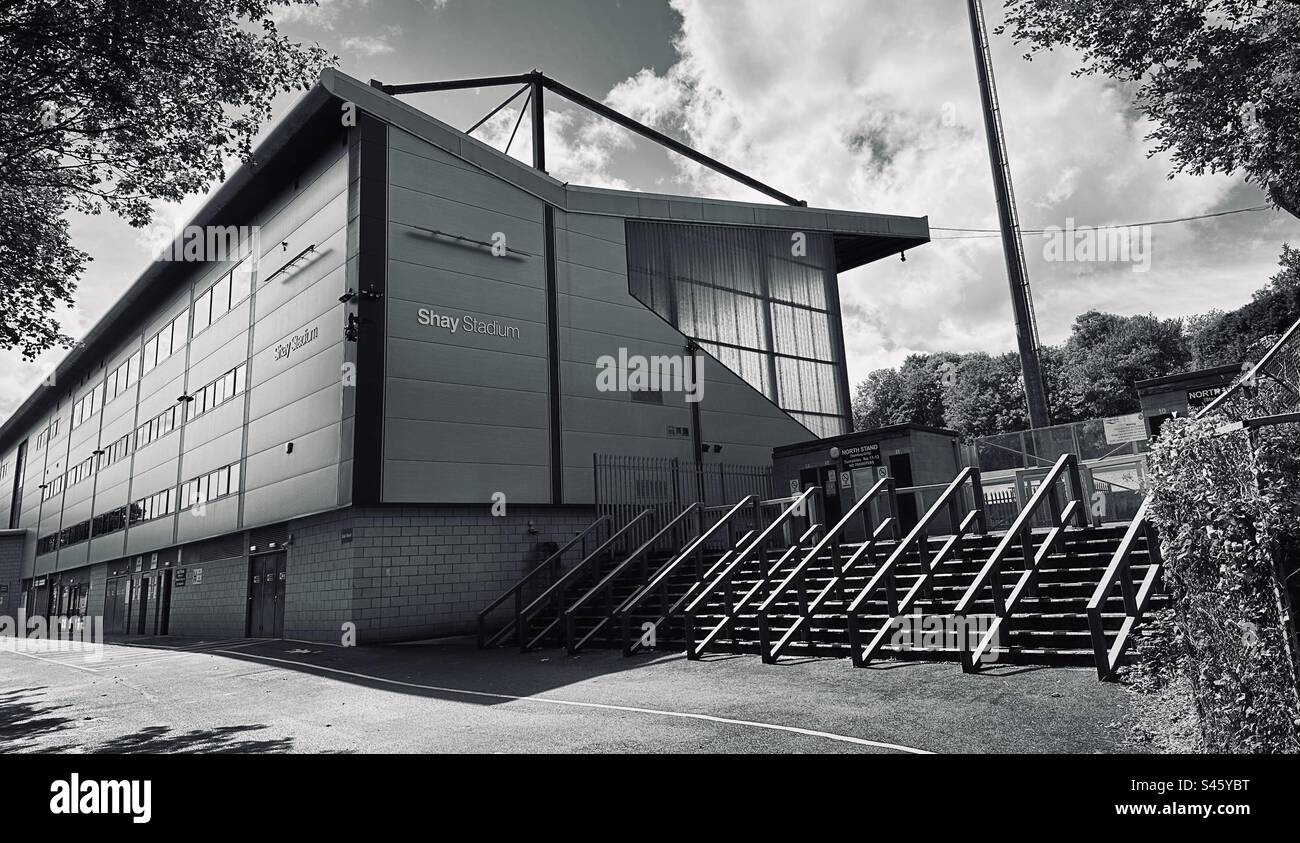 L'East Stand presso lo Shay Stadium, sede del F.C. Halifax Town in un giorno di non partita, prima della stagione 2023/24. (Bianco e nero) Foto Stock