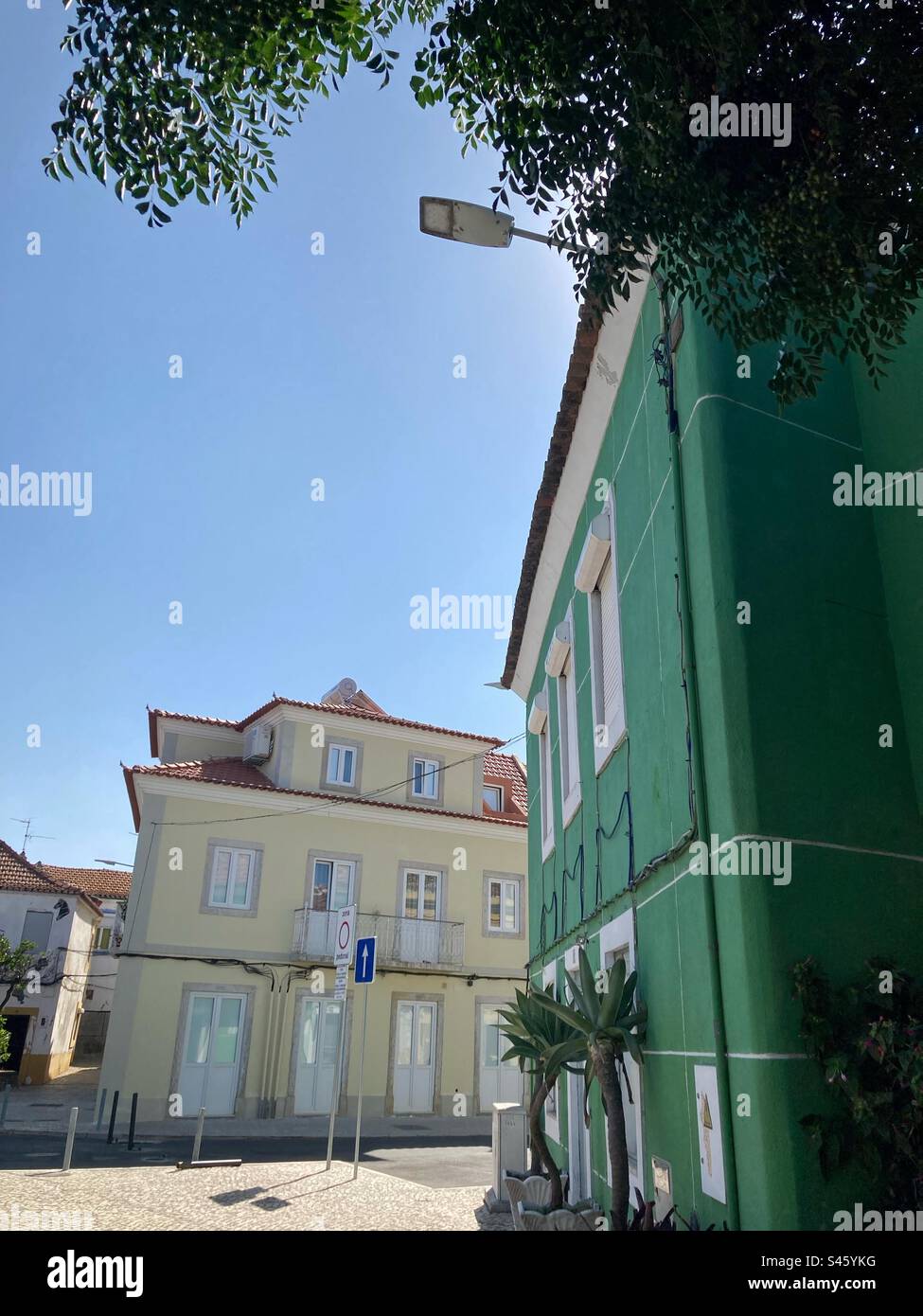 Casa verde e gialla nel sud del Portogallo, posizione Moita. Architettura e design tipici. Foto Stock