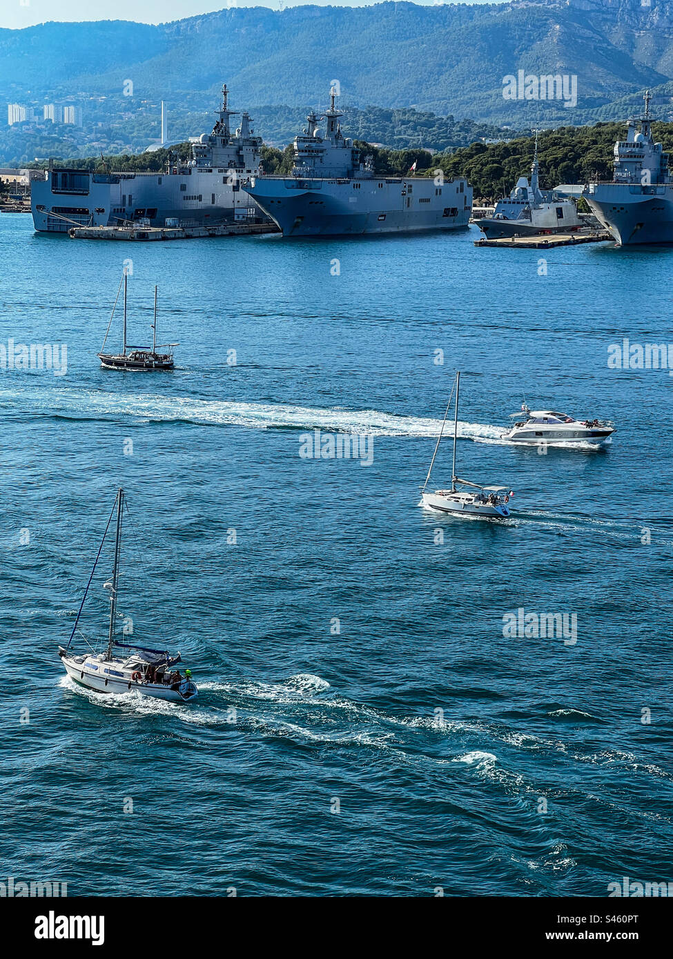 Barche a vela e navi da guerra a Tolone in Francia - Immagine stock catturata con smartphone