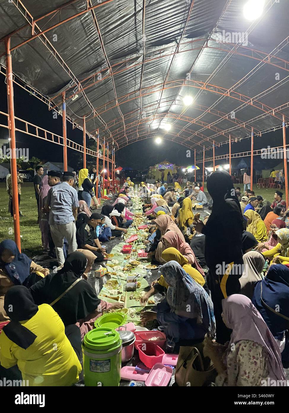Mangiare insieme nel campo cerimoniale dell'ufficio del reggente di Pasangkayu, a nord di Mamuju, nella provincia di Sulawesi occidentale Foto Stock