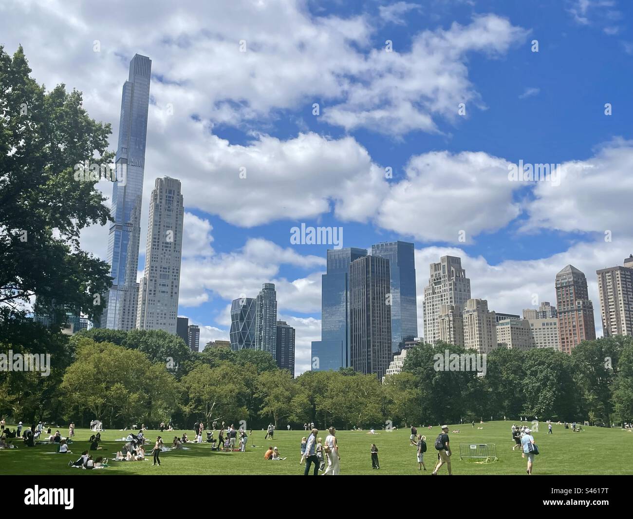 Vista da Sheep Meadow a Central Park verso Columbus Circle e i grattacieli di New York City - Immagine stock catturata con smartphone