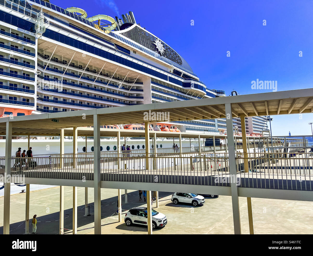 MSC Virtuosa attraccò al porto di Lisbona in Portogallo durante l'estate Foto Stock