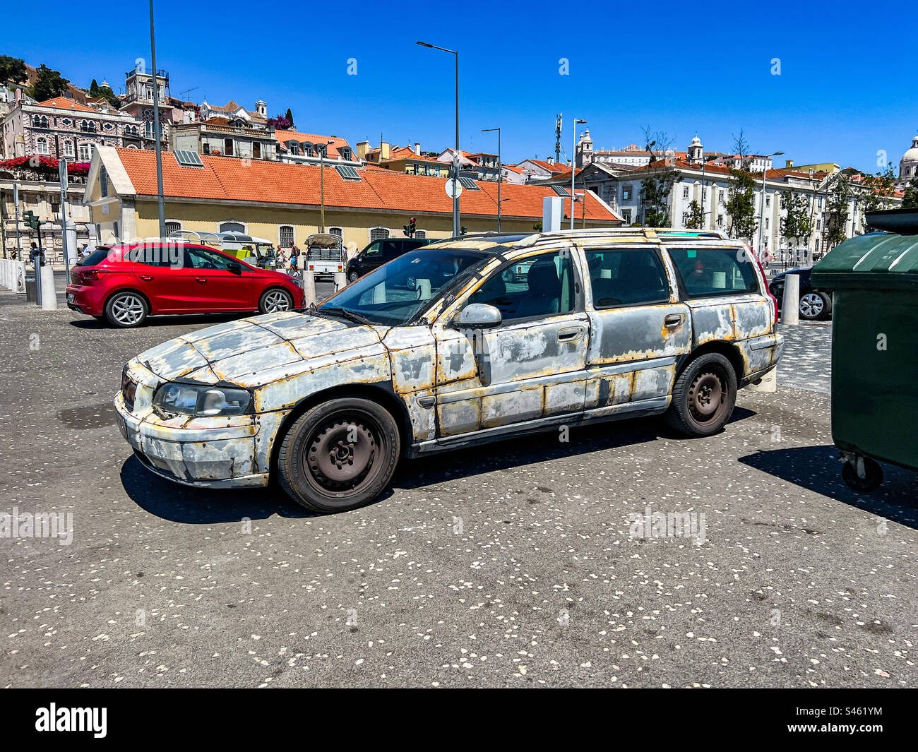 Vecchia station wagon Volvo V70 malandata con pannelli metallici a Lisbona Foto Stock
