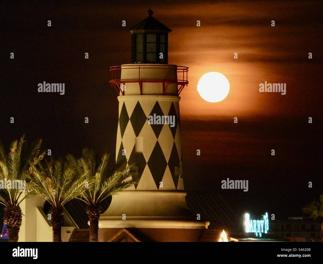 1 agosto 2023, super luna. La luna piena di agosto era tradizionalmente chiamata Sturgeon Moon perché lo storione gigante dei grandi Laghi e del lago Champlain USA. Foto Stock