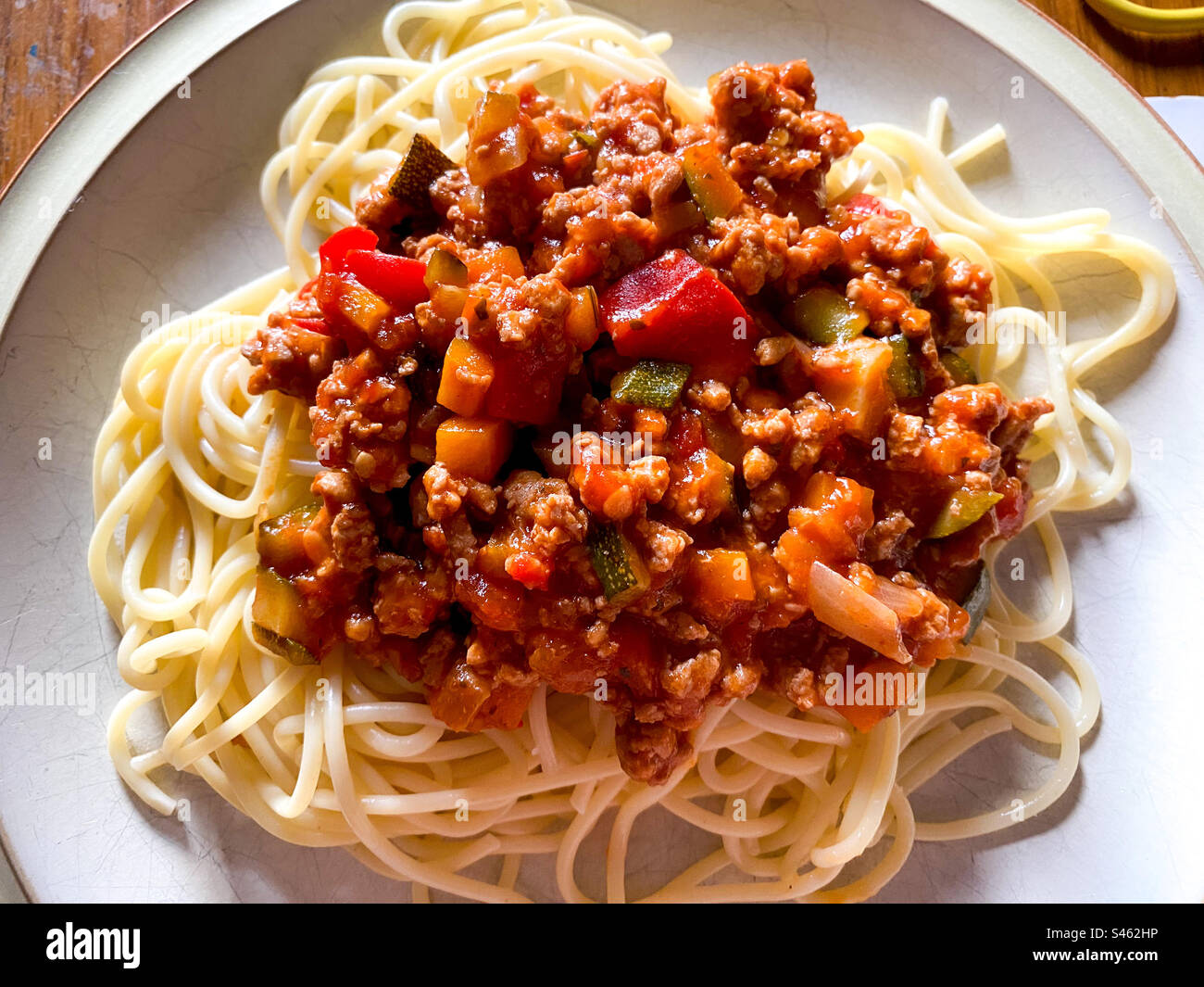 Un piatto di spaghetti bolognaise fatti in casa con verdure mescolate. Foto Stock