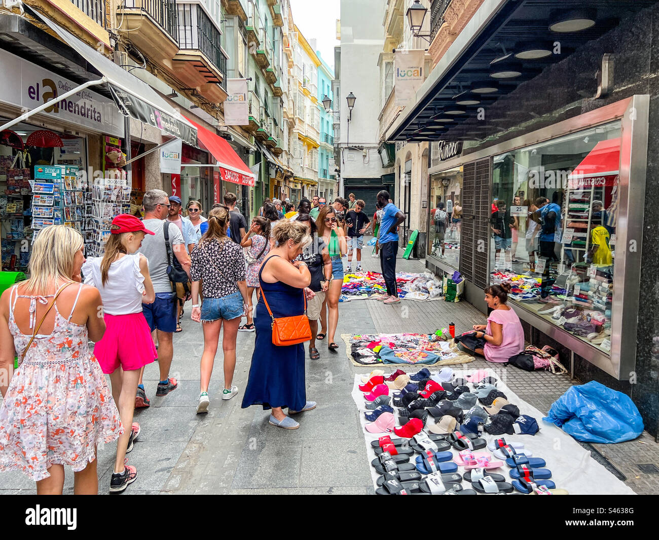 Commercianti di strada locali che vendono per le strade di Cádiz in Spagna Foto Stock