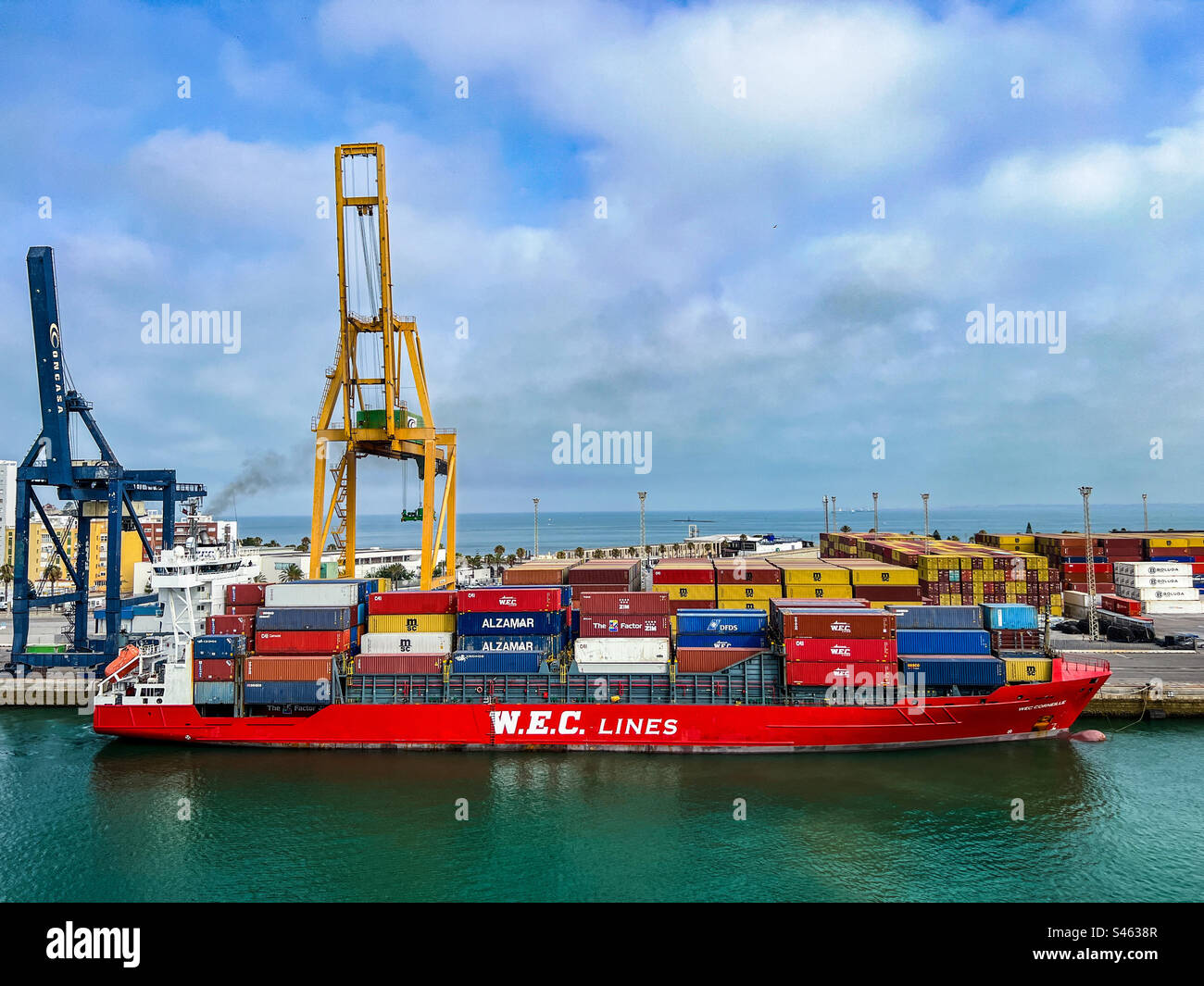Nave portacontainer caricata di container nel porto di Cádiz in Spagna Foto Stock