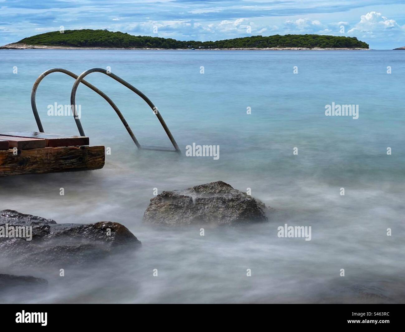 Scalini di metallo per accedere alla zona balneare al largo della costa della città di Hvar, Hvar, Croazia. Foto Stock