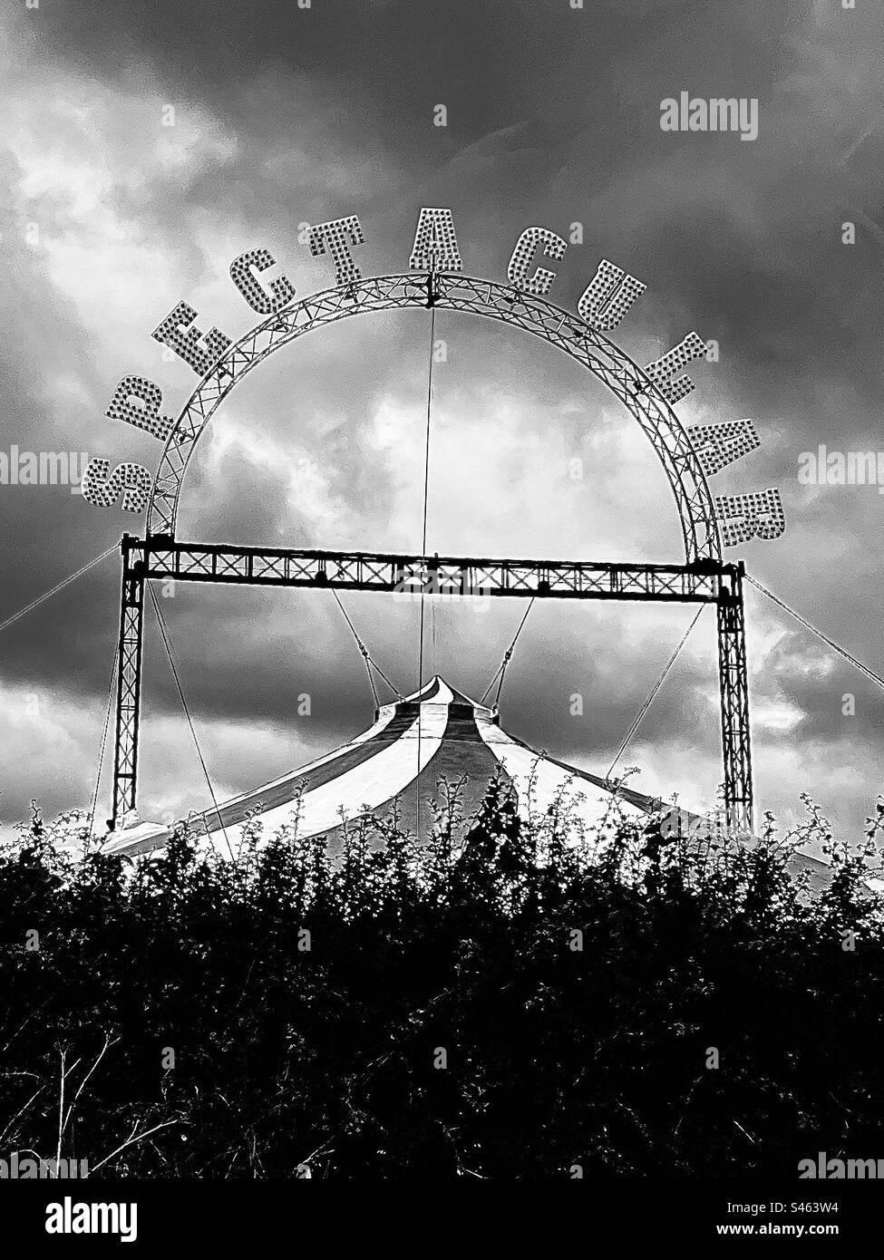 Cartello "spettacolare" bianco e nero sopra una grande cima del circo Foto Stock