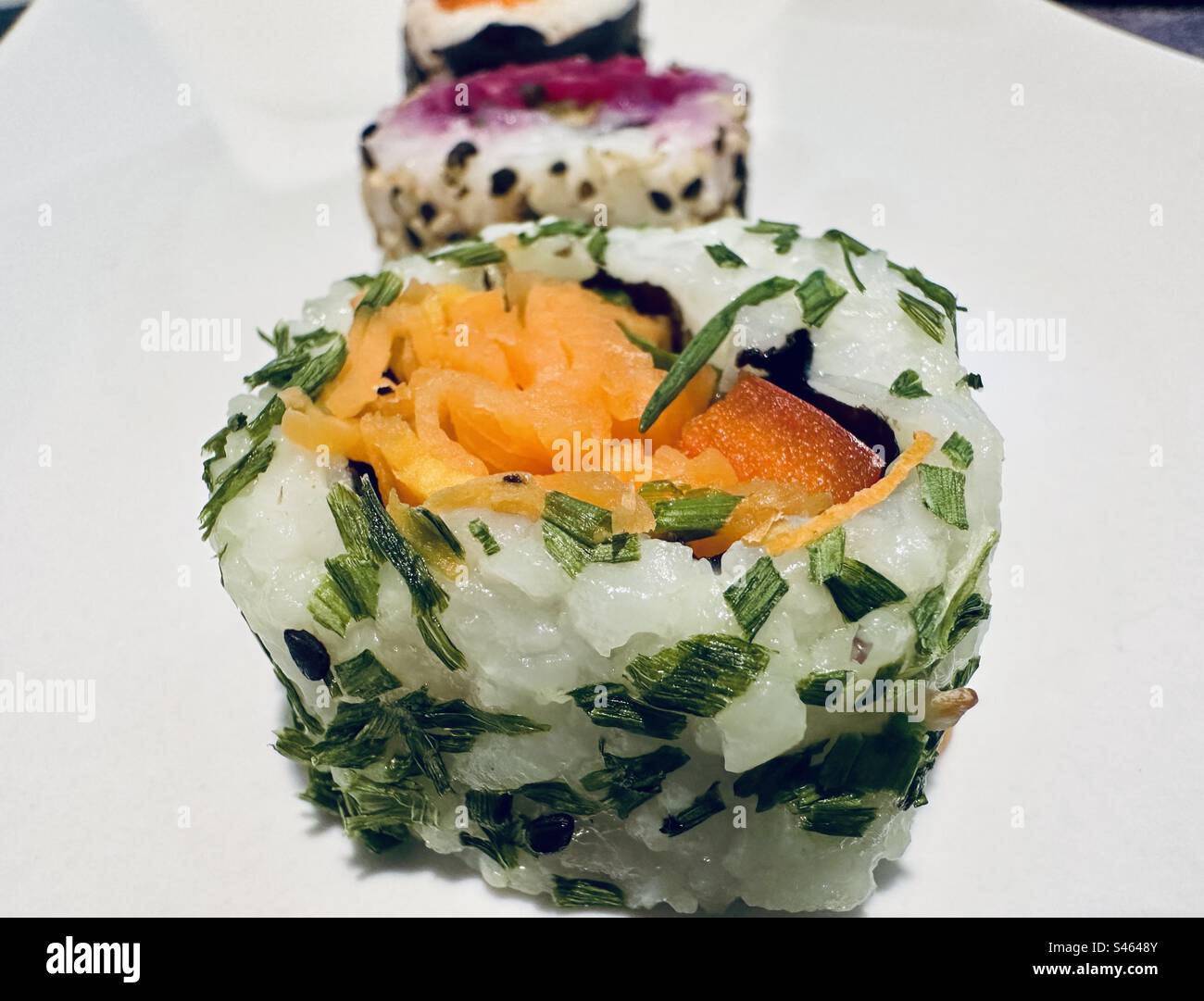 Sushi vegano su un piatto - Immagine stock catturata con smartphone