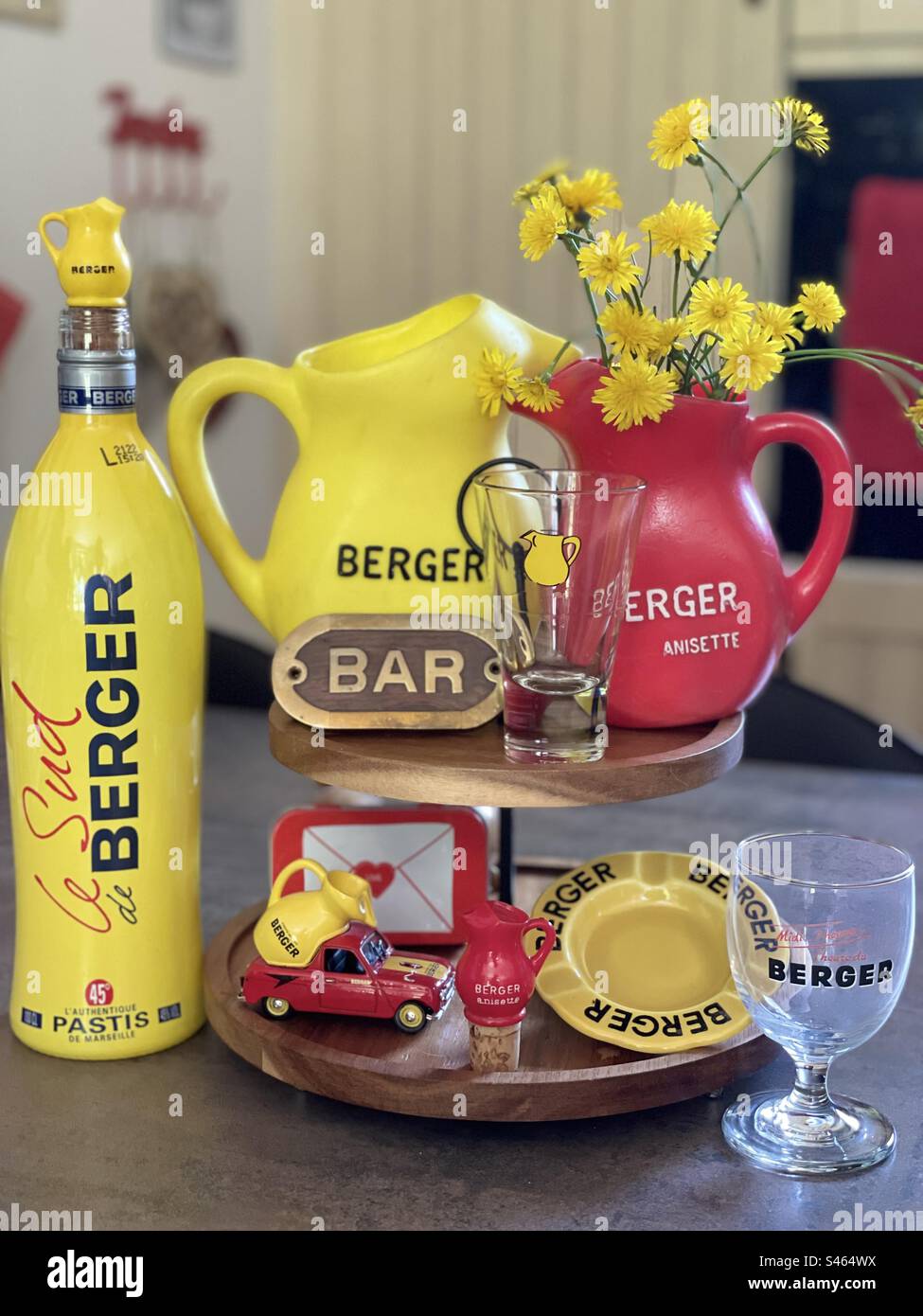 Oggetti da collezione, French Alcool, Berger, Summe, rosso e giallo, estate francese, arredamento per la cucina, arredamento per bar e bistrot Foto Stock