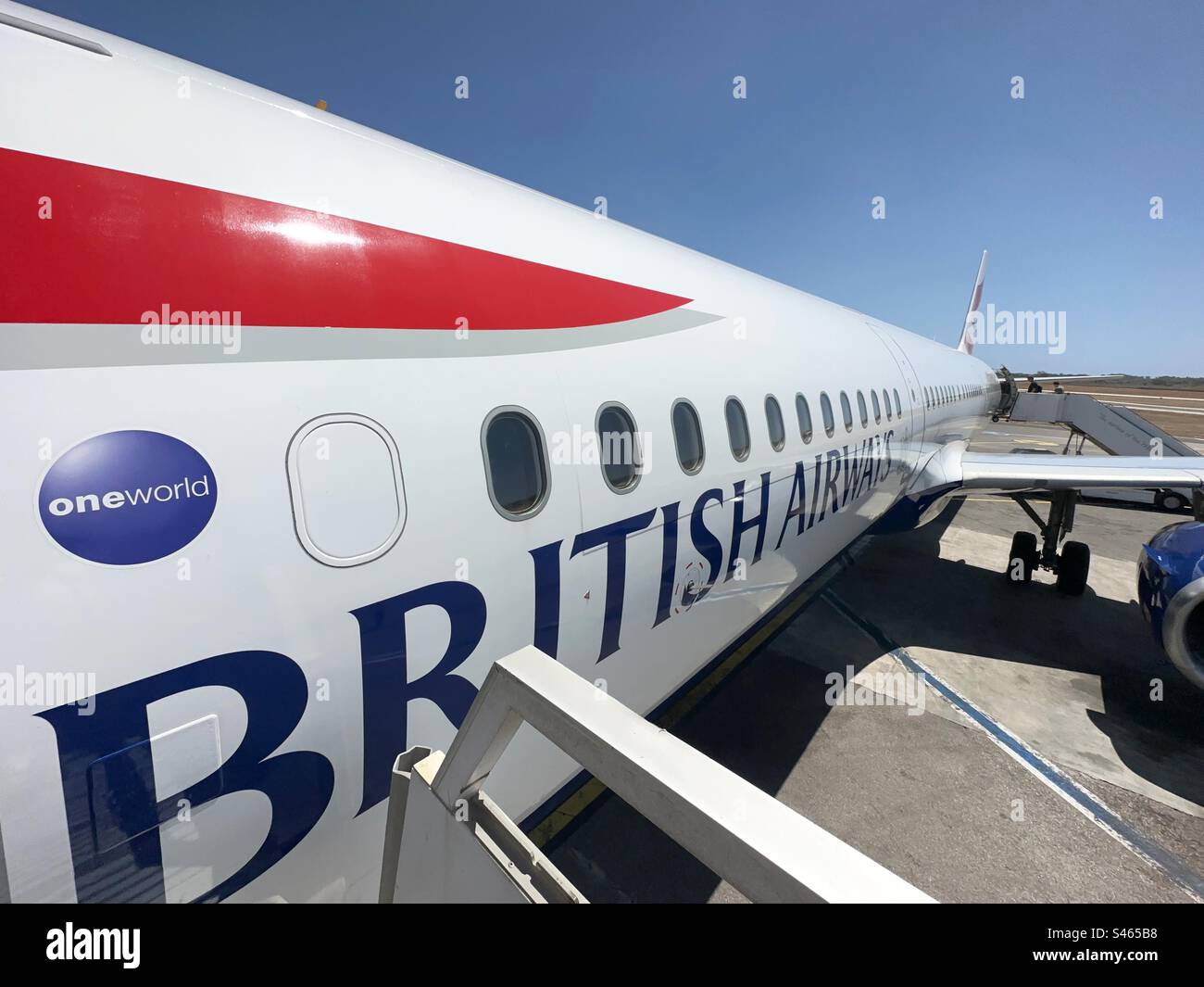 Luqa, Malta - 7 agosto 2023: Lato di un jet Airbus della British Airways all'aeroporto dell'isola Foto Stock