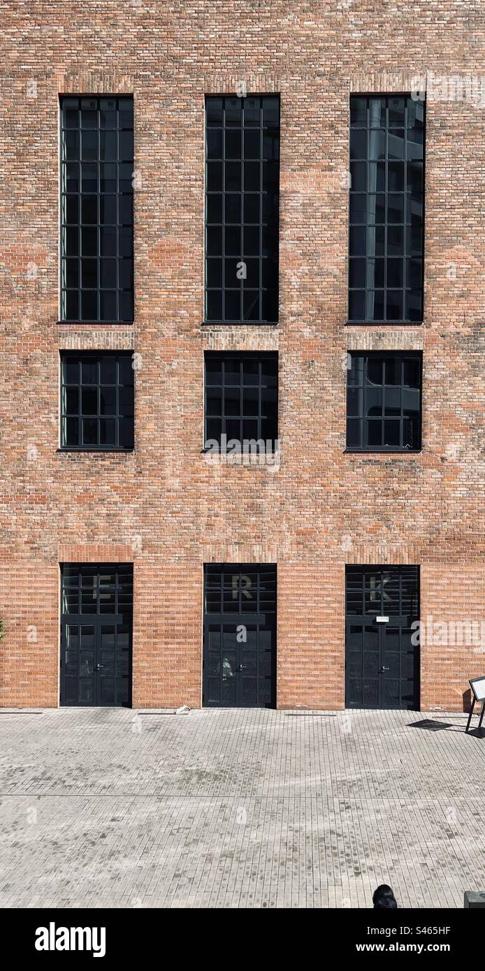 Facciata in mattoni rossi dell'impianto di riscaldamento Jurkovic a Bratislava, Slovacchia - Immagine stock catturata con smartphone