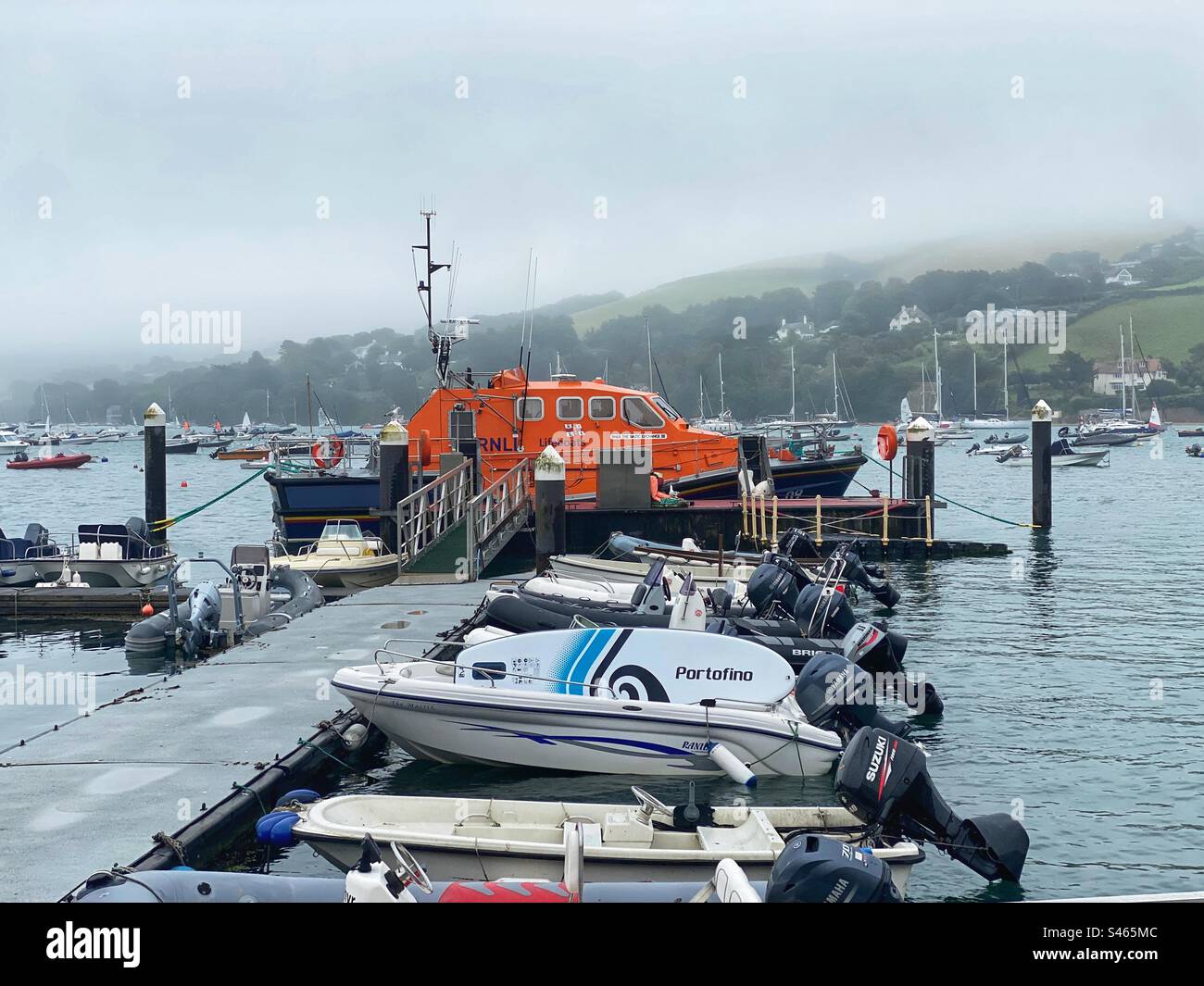 Stazione di salvataggio nella nebbia. Salcombe, Devon, Inghilterra, Regno Unito. - Immagine stock catturata con smartphone