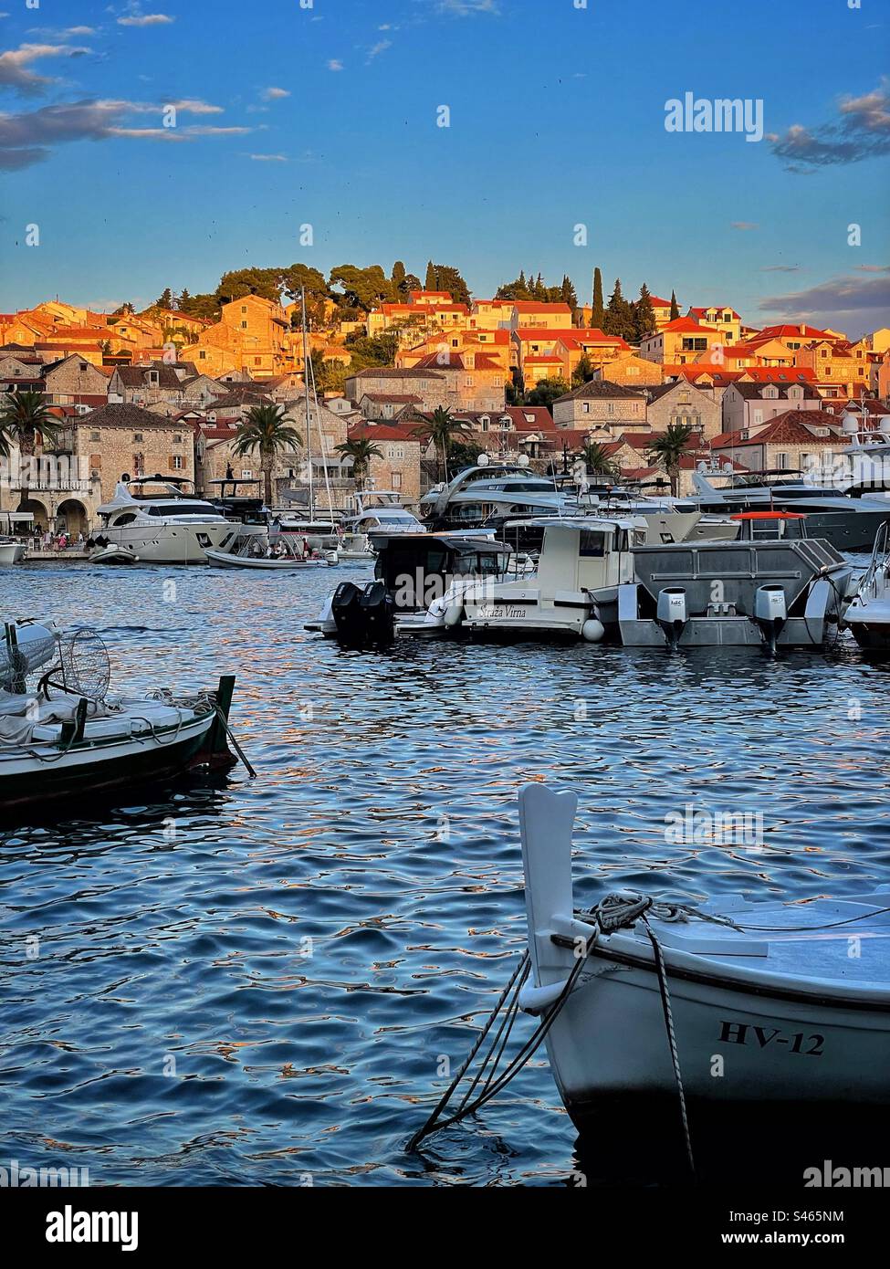 Ultima luce del sole sulla città di Hvar, Hvar, Croazia. Foto Stock