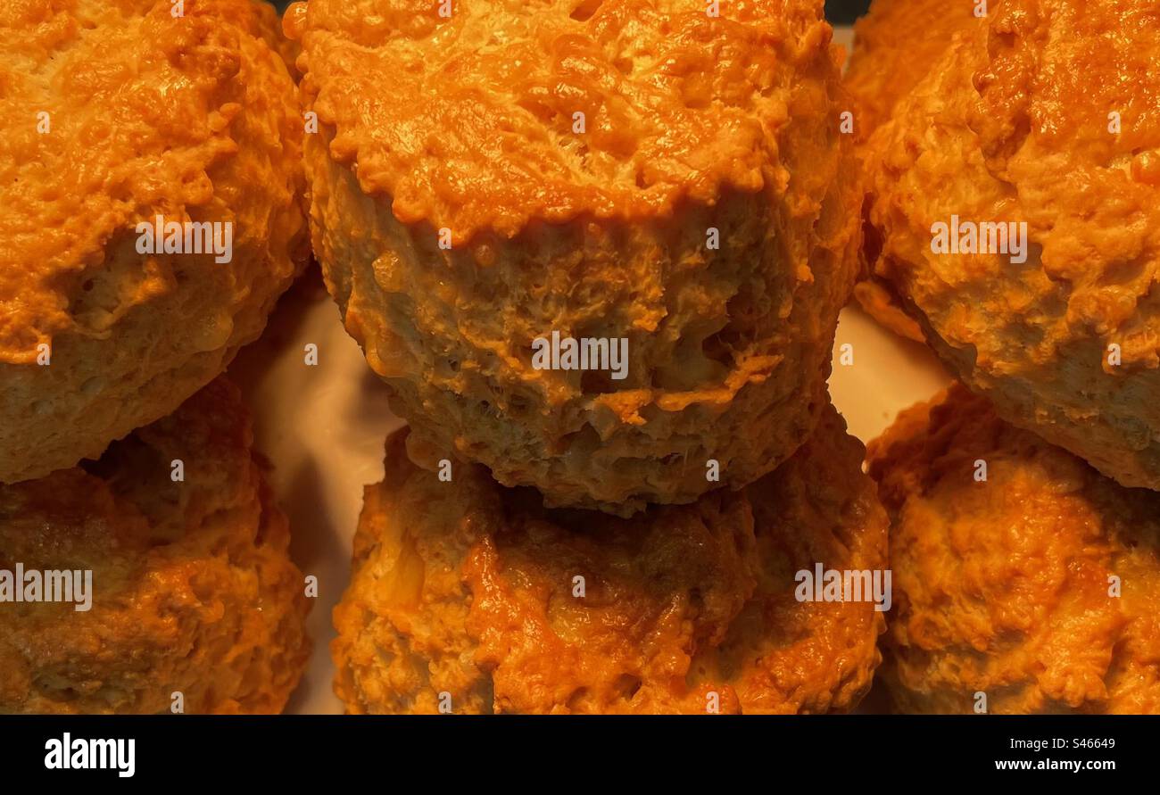 Scones al formaggio caldo in vendita in un bar Foto Stock