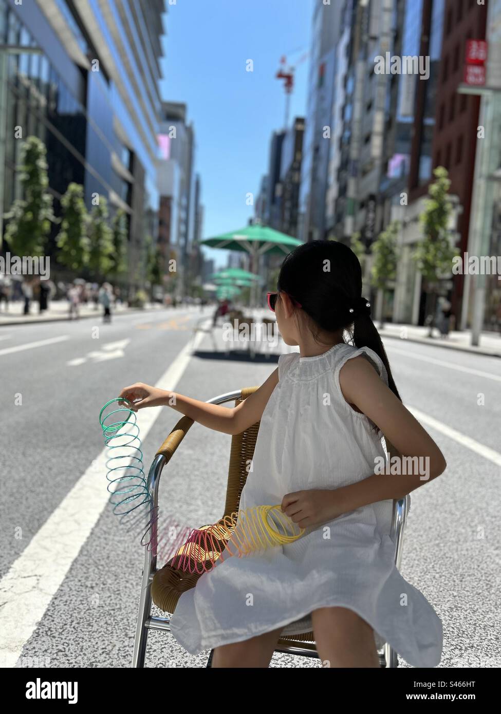 La ragazza guarda il retro mentre si rilassa per strada a Ginza Tokyo. Foto Stock