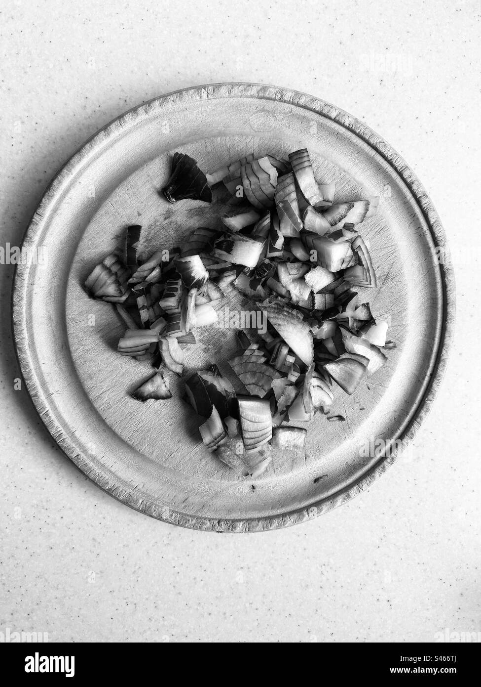 Cipolla rossa tritata. Bianco e nero. Su un tagliere circolare di legno. - Immagine stock catturata con smartphone