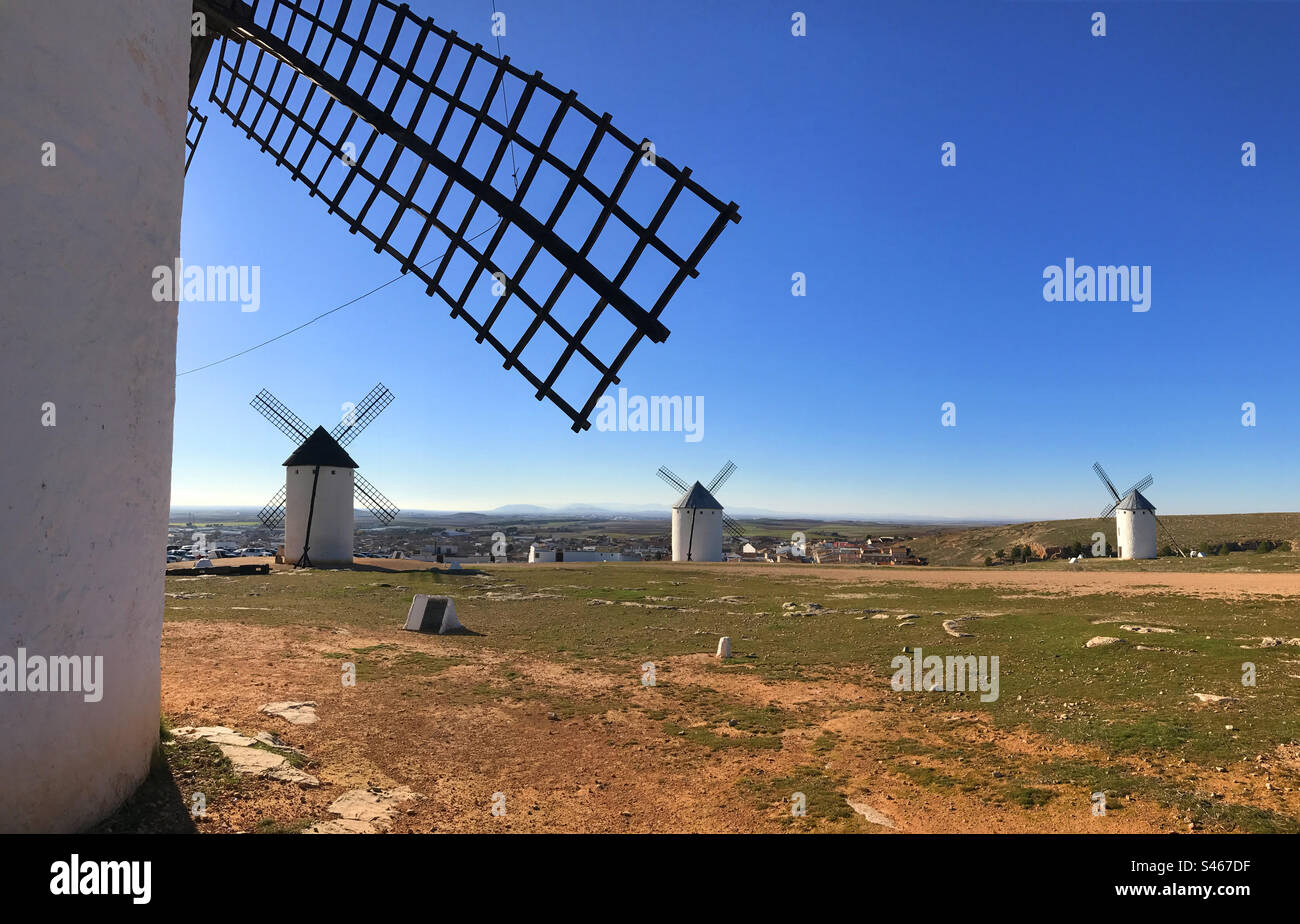 Mulini a vento, vista panoramica. Campo de Criptana, Castilla la Mancha, Spagna. Foto Stock