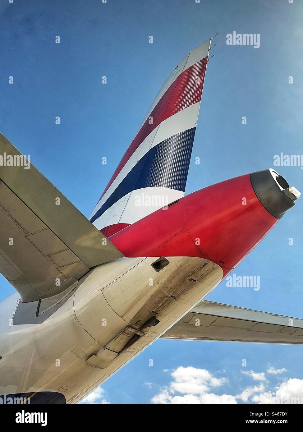 Vista grandangolare della coda di un jet passeggeri della British Airways. Niente persone. - Immagine stock catturata con smartphone