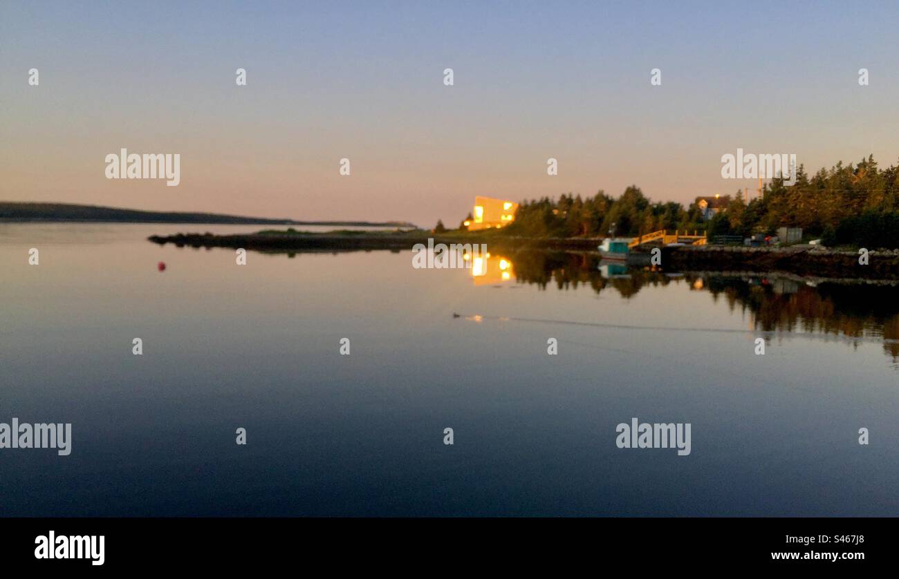 Alba d'oro su un'insenatura atlantica, nuova Scozia, Canada. La mattina mostra il giorno. - Immagine stock catturata con smartphone