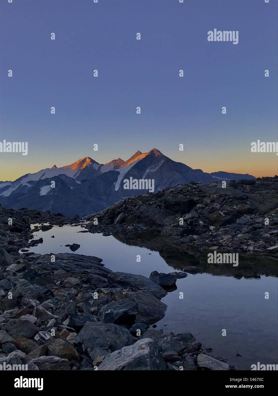 Alba sulle montagne del lago Foto Stock