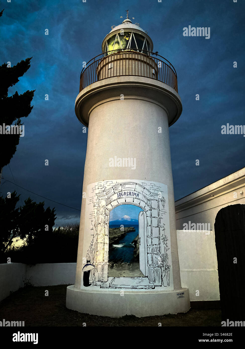 Un faro sotto un cielo cupo Foto Stock