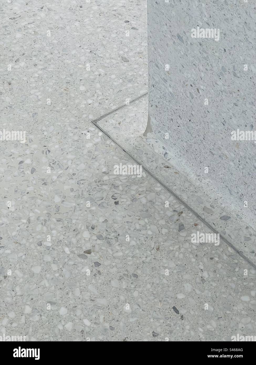 Dettaglio intersezione terrazzo del banco della reception nella Galleria Nazionale Slovacca di Bratislava, Slovacchia - Immagine stock catturata con smartphone