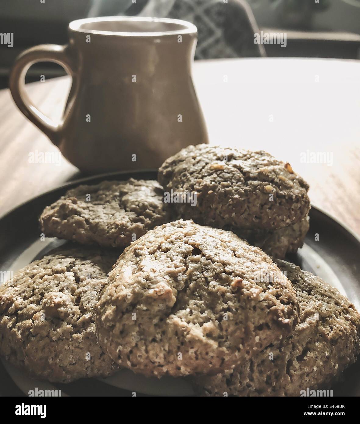 Caffè caldo e torte di roccia - Immagine stock catturata con smartphone