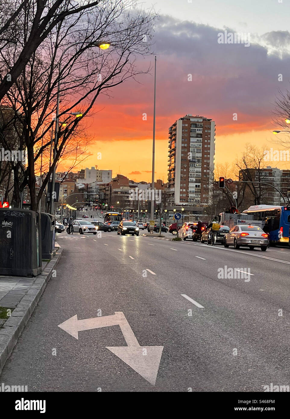Via Segovia al crepuscolo. Madrid, Spagna. - Immagine stock catturata con smartphone