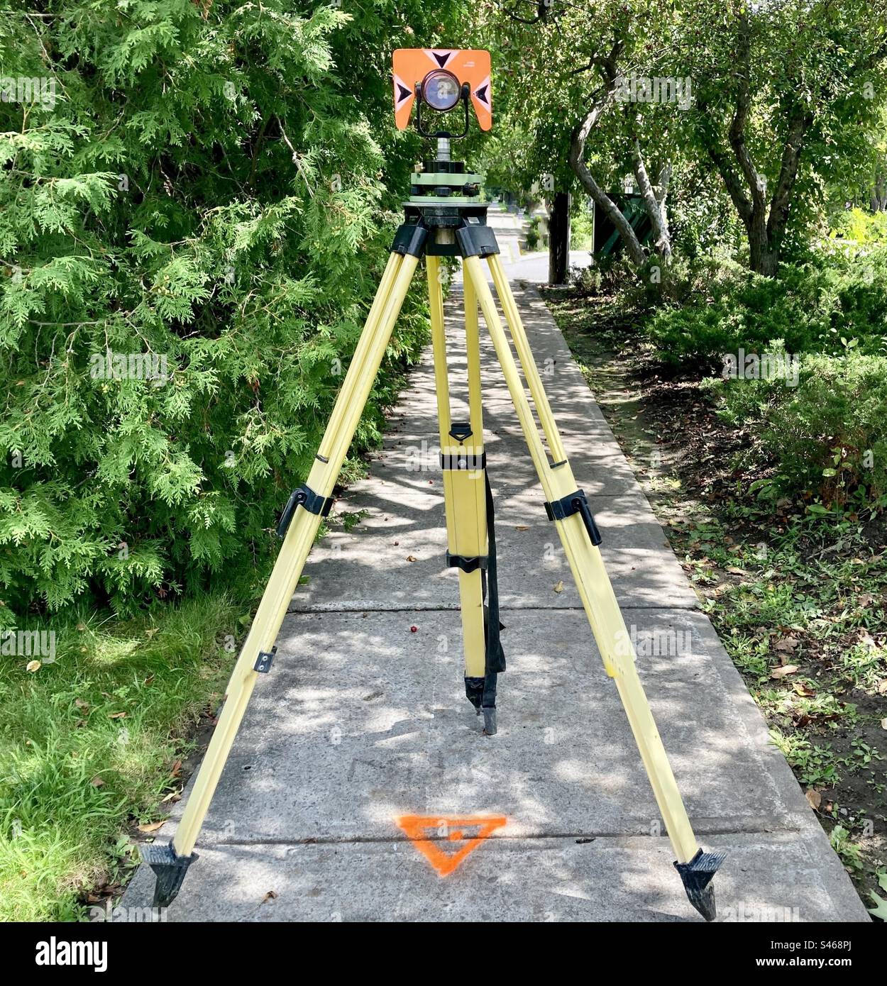 Cavalletto per sopralluoghi all'ombra. - Immagine stock catturata con smartphone