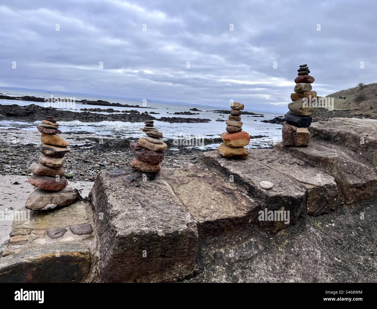 Sculture in pietra a Pittenweem Beach Foto Stock