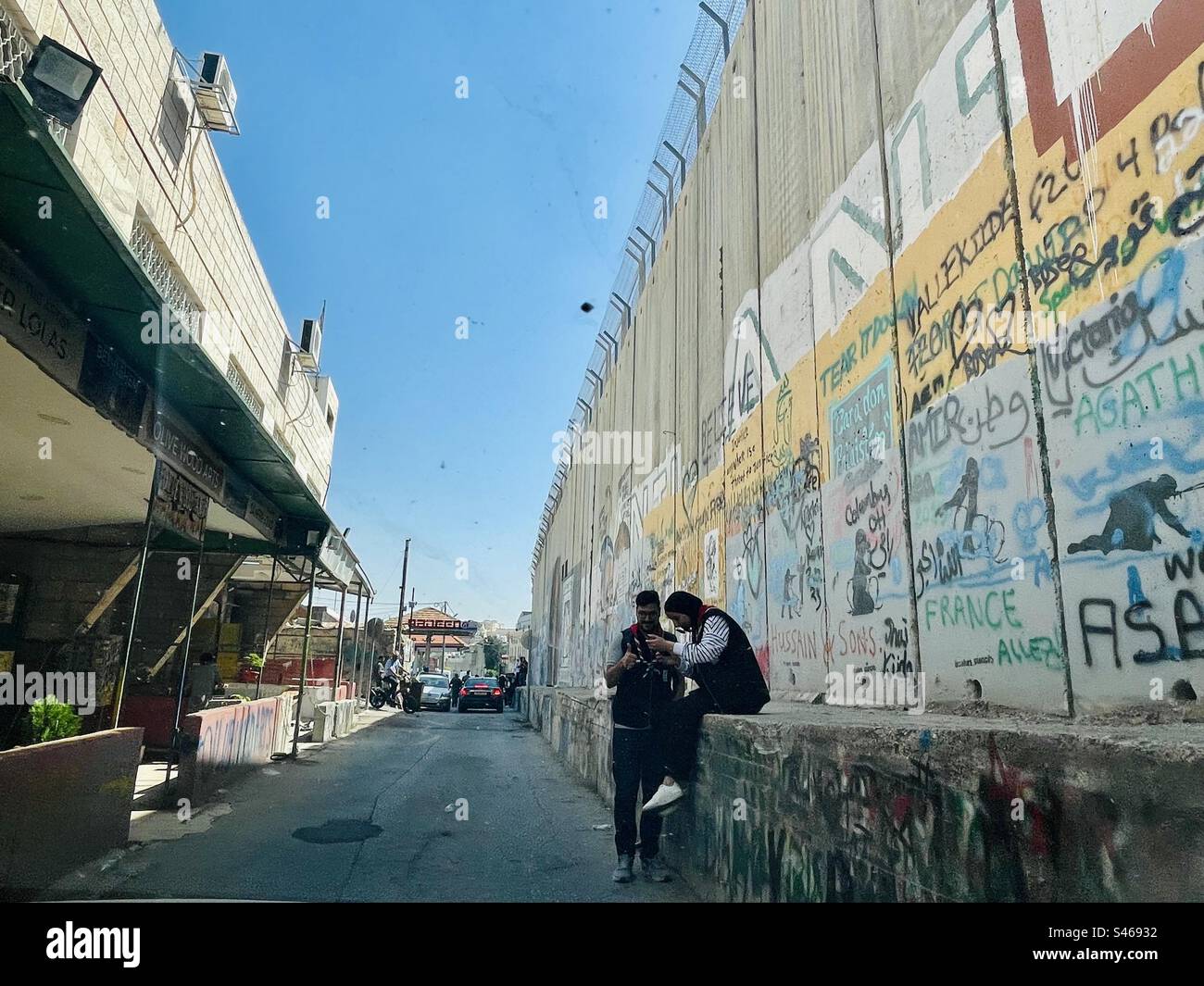 Murales che decorano la barriera di sicurezza israeliana a Betlemme, in Palestina. Foto Stock