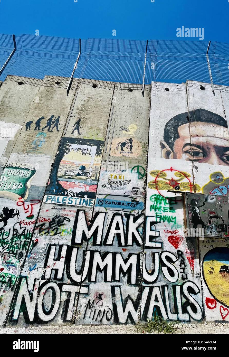 Murales che decorano la barriera di sicurezza israeliana a Betlemme, in Palestina. Foto Stock