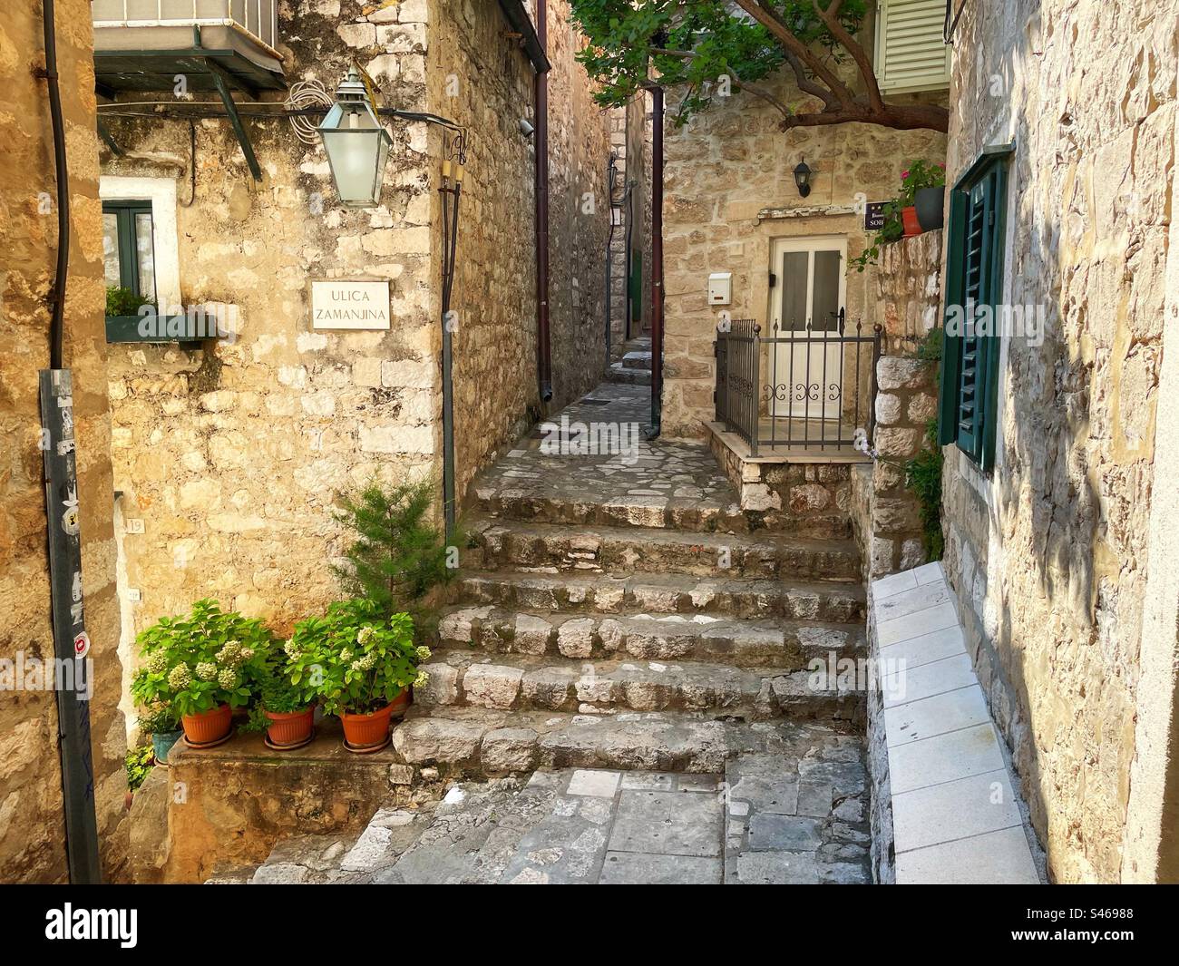 Un angolo tranquillo della città vecchia di Dubrovnik, Ulica Zamanjina, con gradini tipici e vicoli stretti. Foto Stock