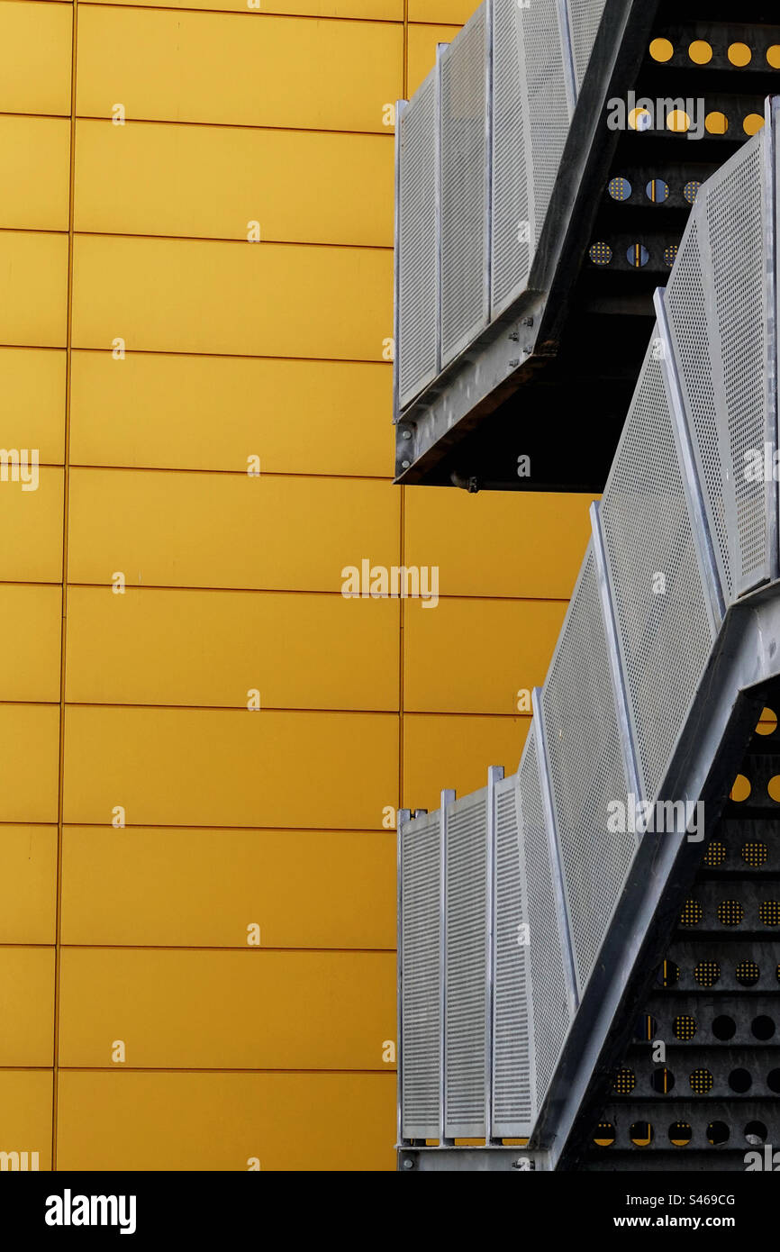 Scale d'argento contro il muro giallo Foto Stock