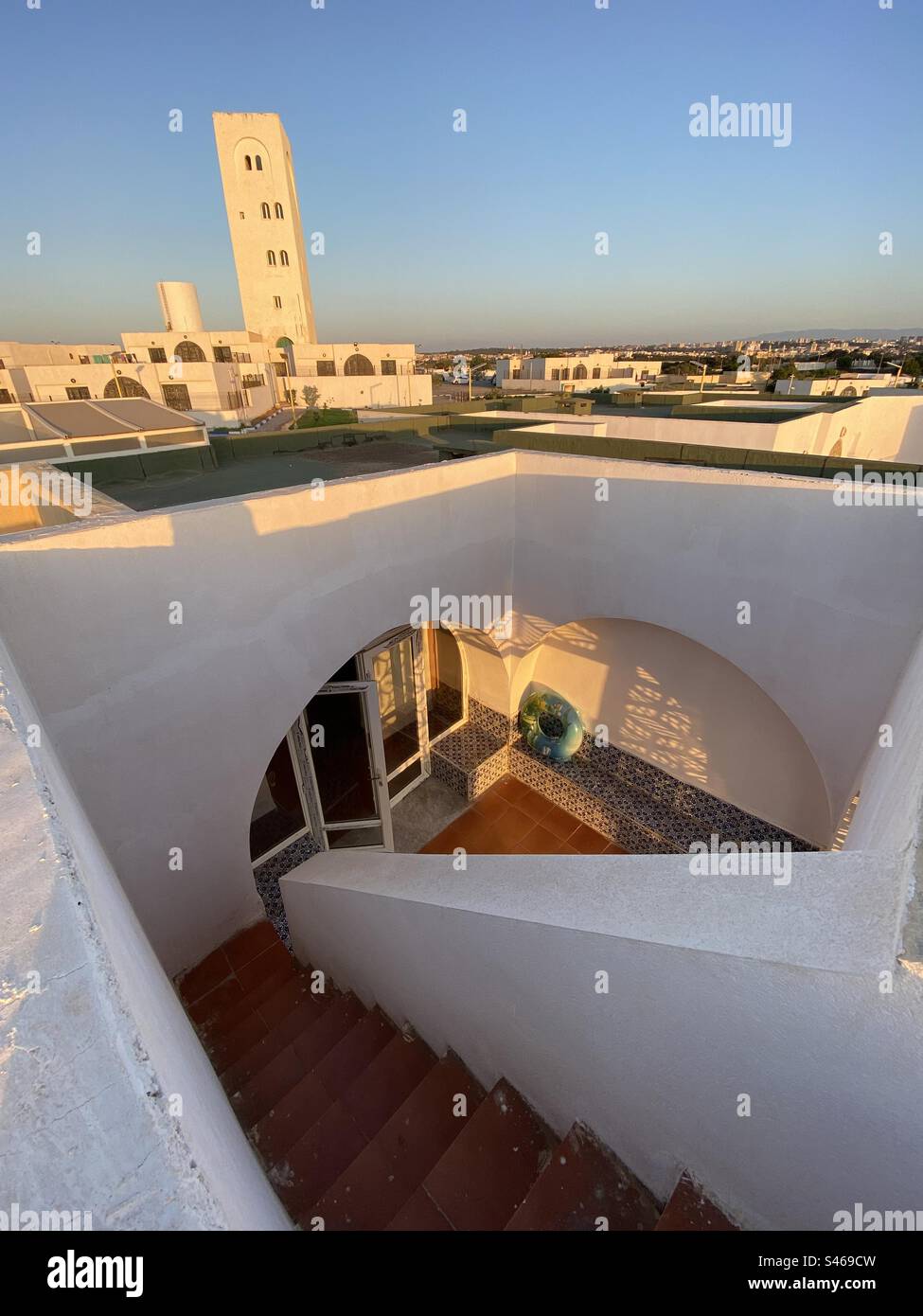 Edifici arabi tradizionali con luci al tramonto e sfondo blu del cielo Foto Stock