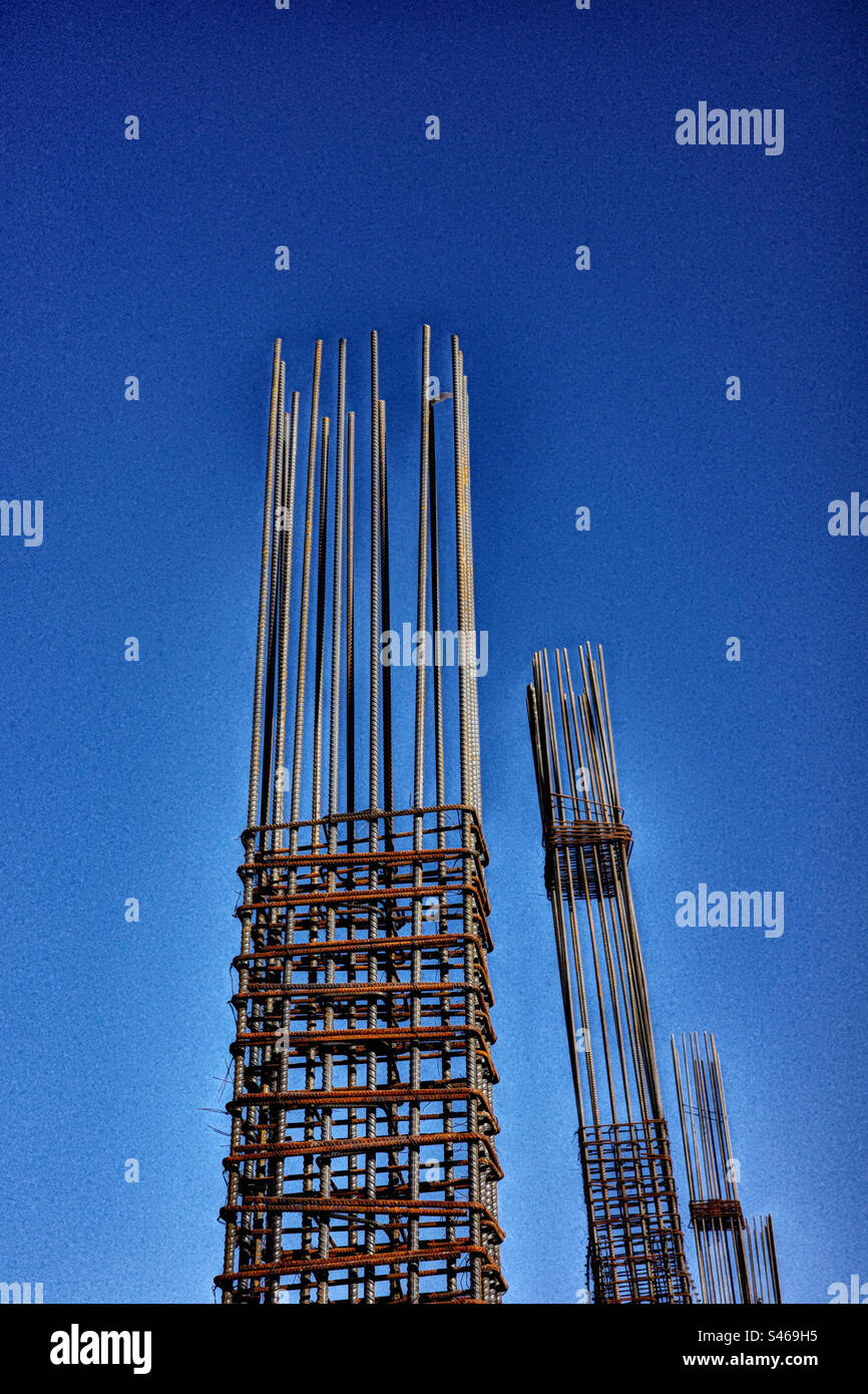 Materiale da costruzione metallico contro il cielo blu Foto Stock