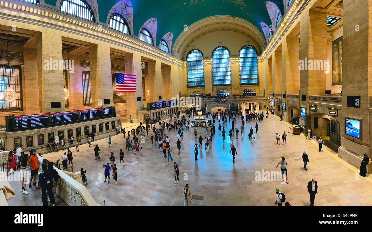 Panoramica dei viaggiatori nel Grand Concourse of Grand Central Terminal, 2023, New York City, Stati Uniti - Immagine stock catturata con smartphone