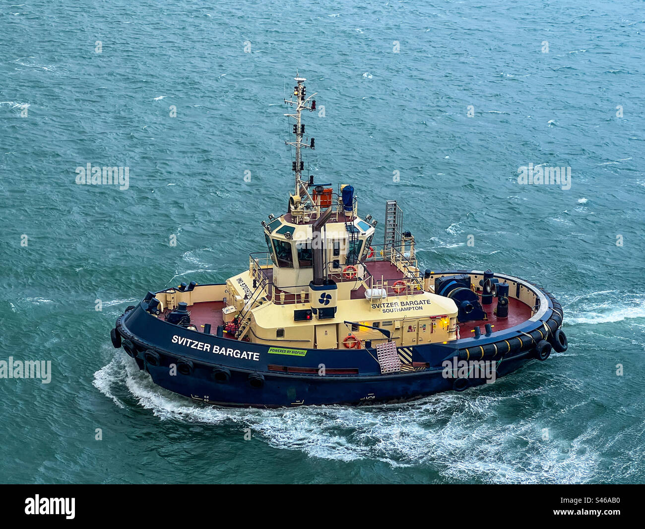 Svitzer Bargate rimorchiatore nella Manica a Southampton, Inghilterra Foto Stock