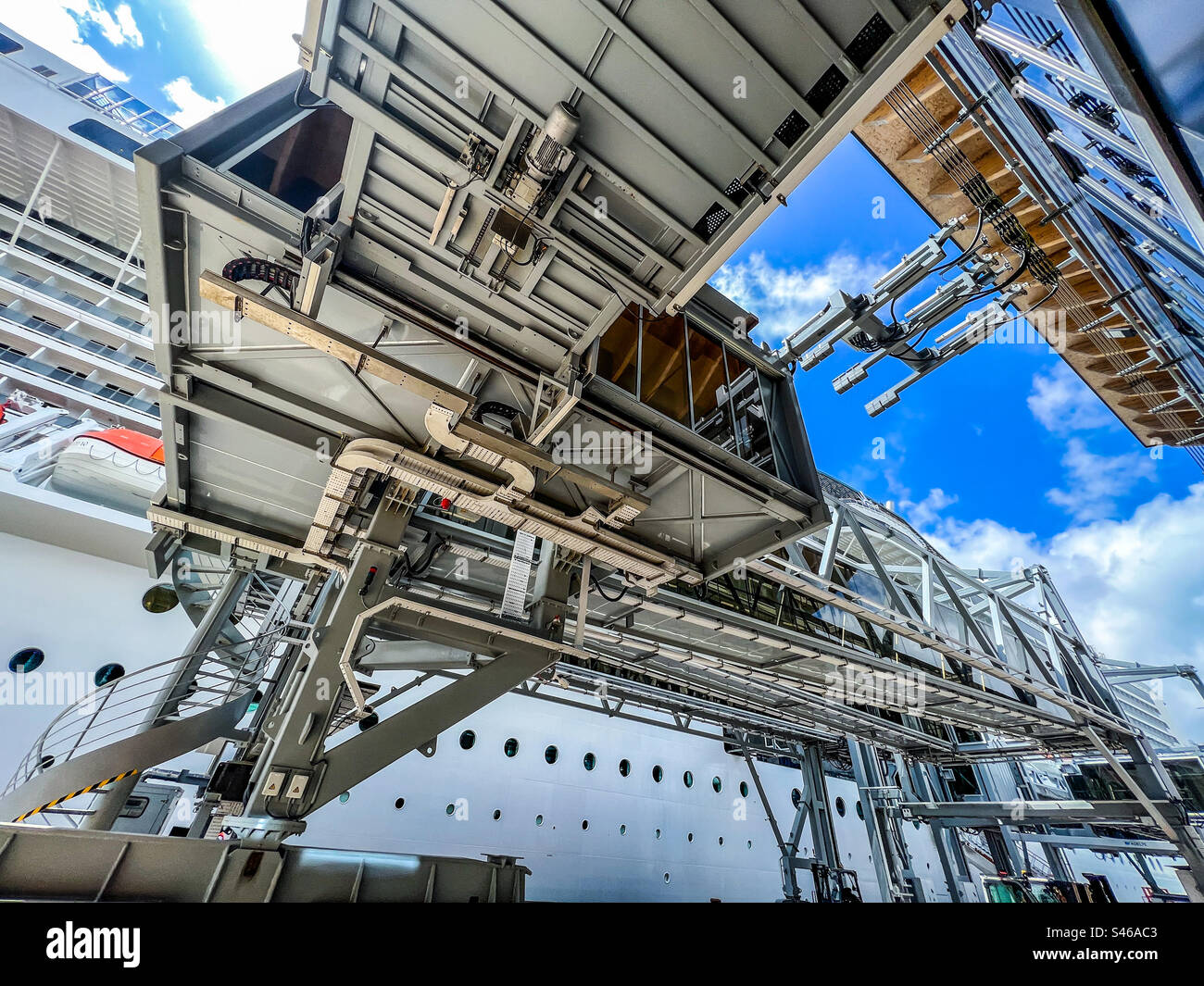 Porta meccanica per una moderna nave da crociera a Southampton, Inghilterra - Immagine stock catturata con smartphone